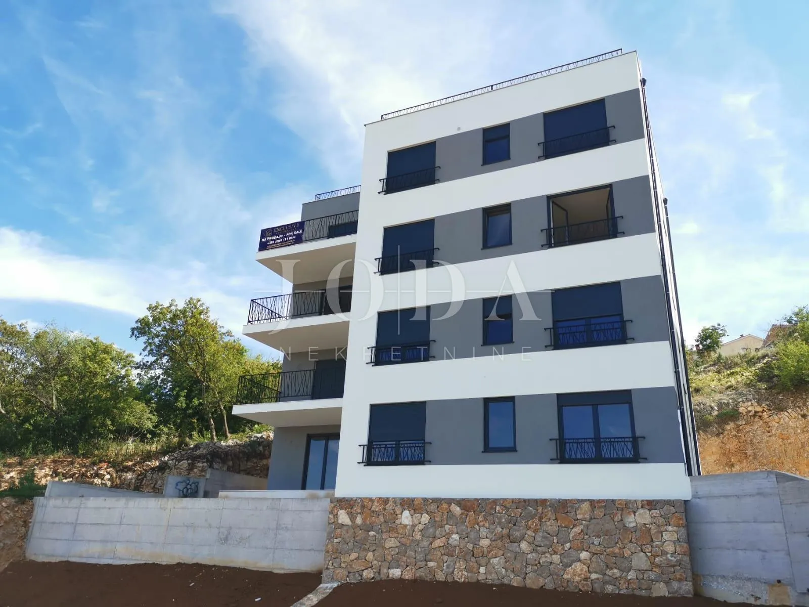 crikvenica – stan sa okućnicom, garažnim mjestom i bazenom - slika 1