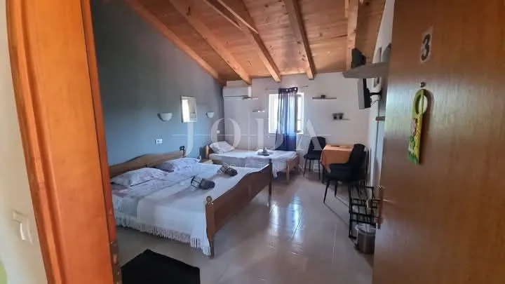 opremljena konoba sa stanom i terasom,brtonigla - slika 15