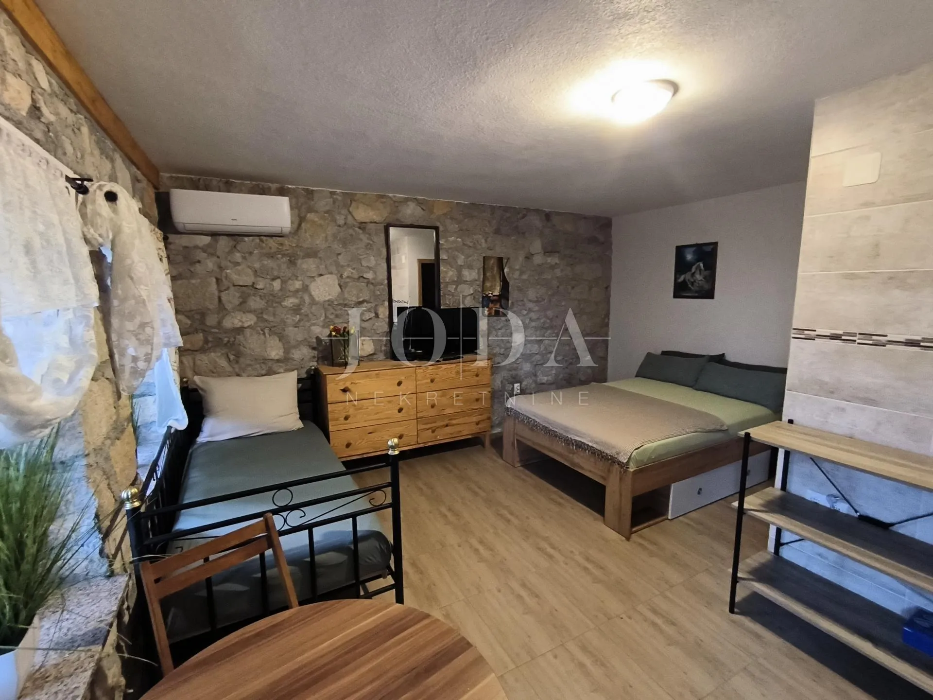 kuća sa dva adaptirana apartmana i starina za adaptaciju - slika 19