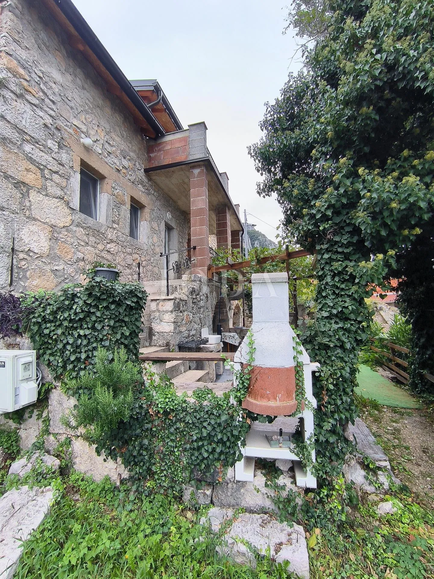 kuća sa dva adaptirana apartmana - slika 4