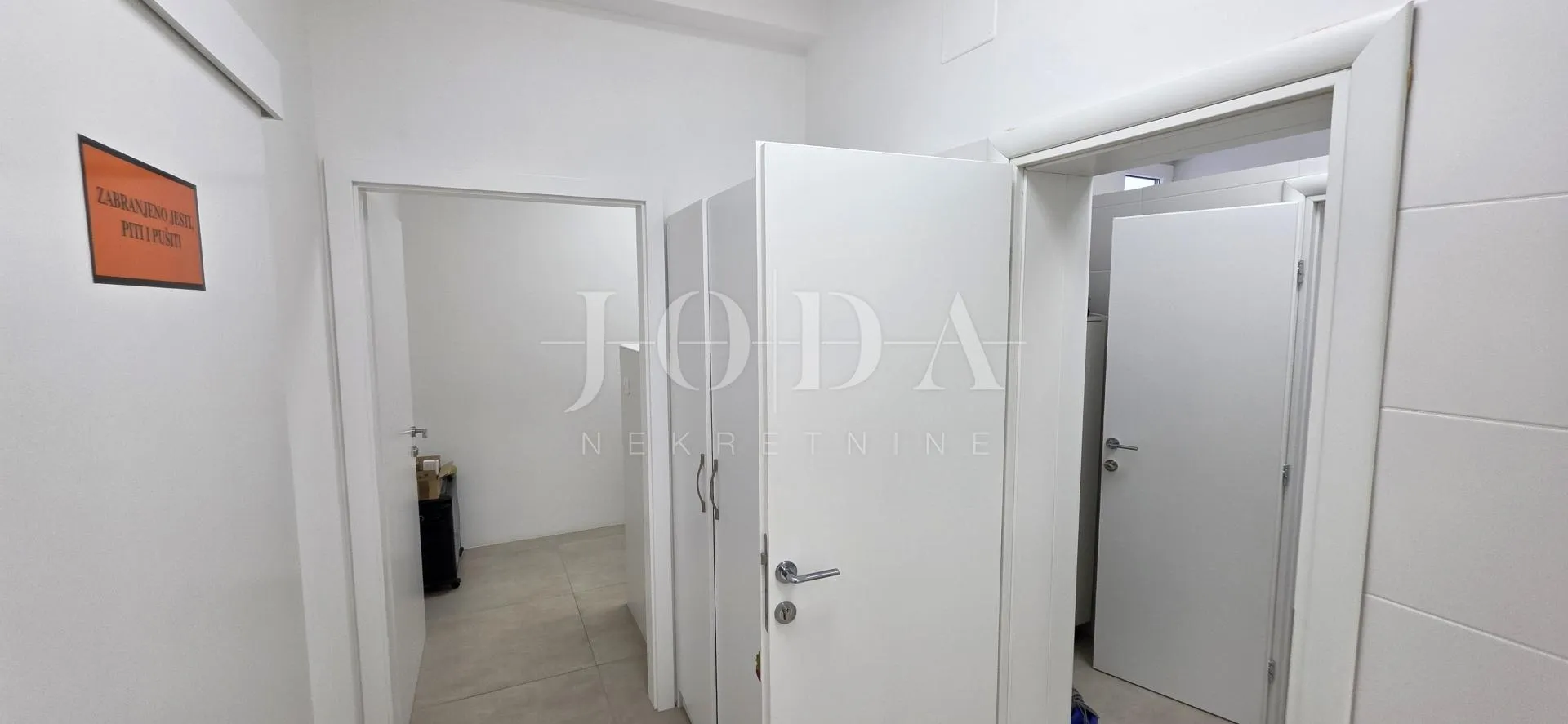 poslovni prostor s uhodanim zakupcem (apoteka) – 103 m², prizemlje, parking, top lokacija dramalj - slika 12