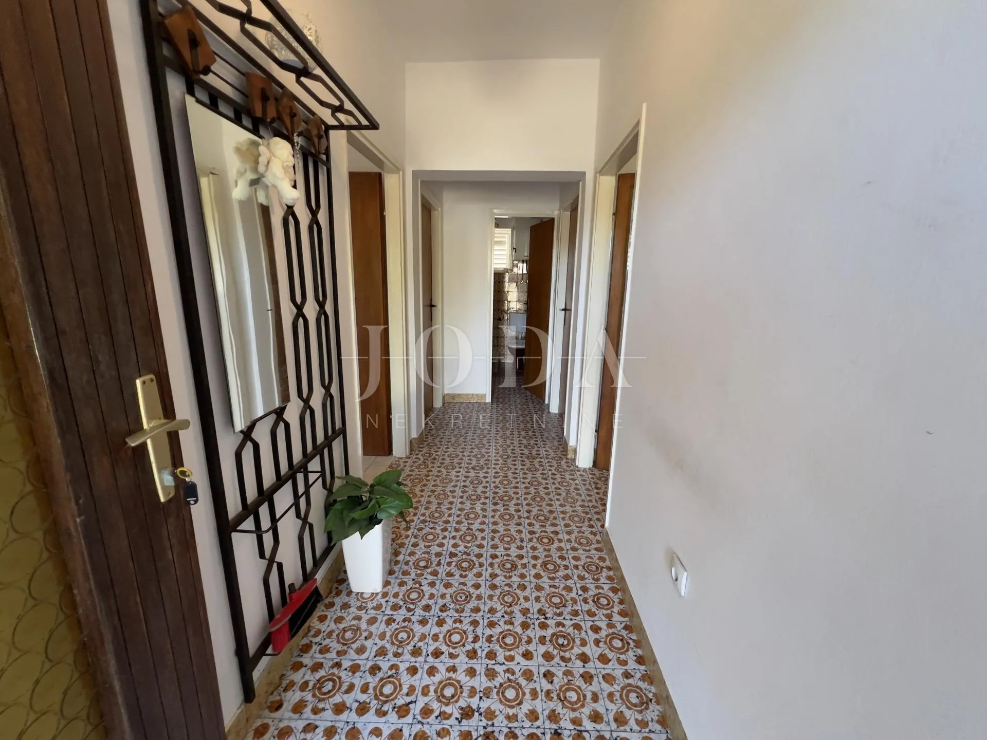rab – supetarska draga | stan 68,62 m², samo 40 m od mora, veliko dvorište, parking! - slika 15