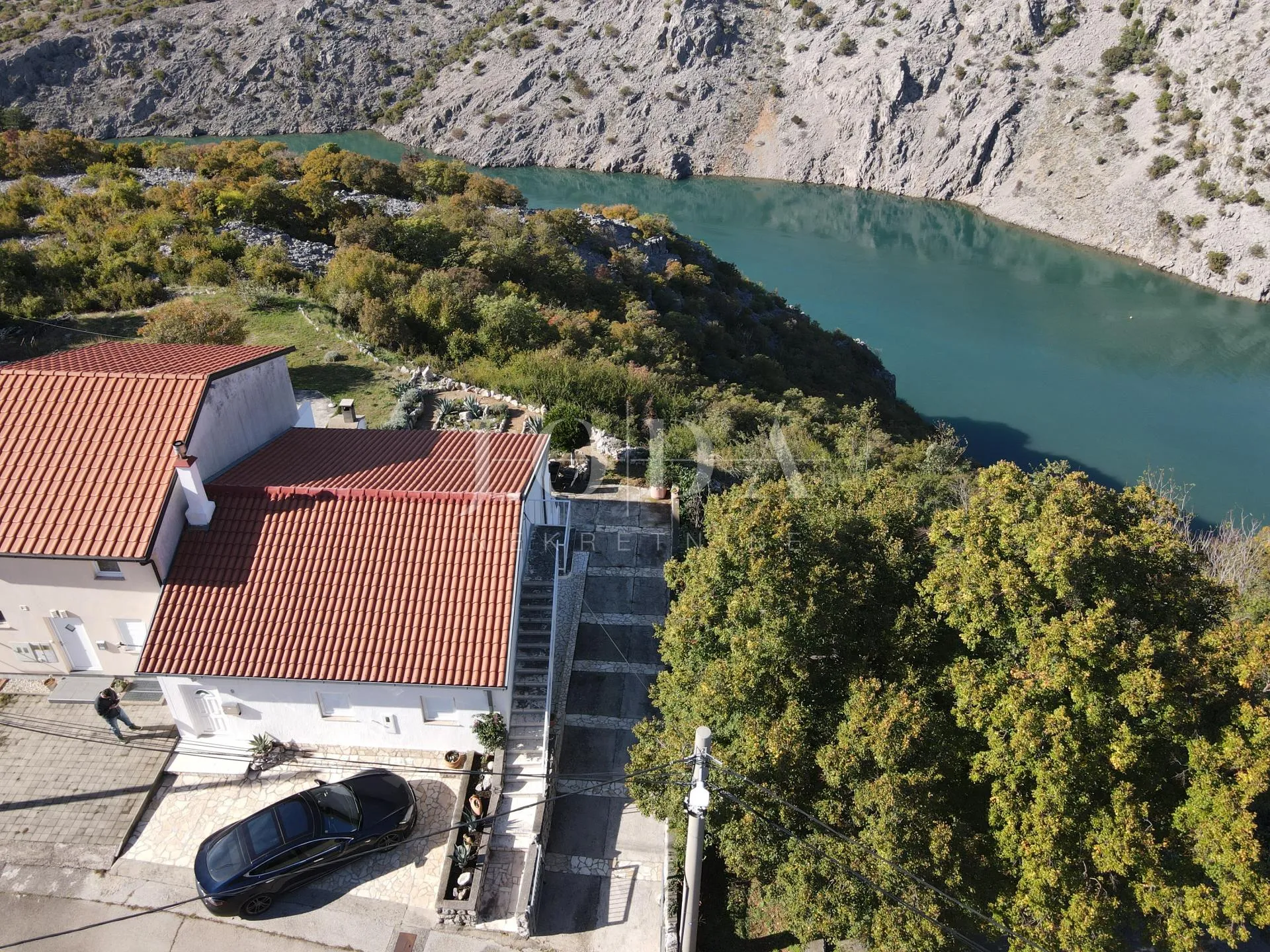 klenovica kuća sa tri jedinice - slika 9