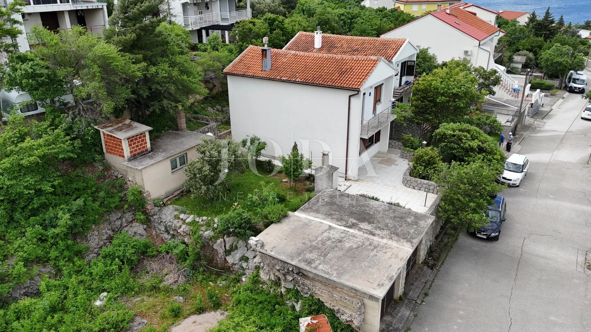 kuća s pogledom na more i dvjema garažama – klenovica - slika 11