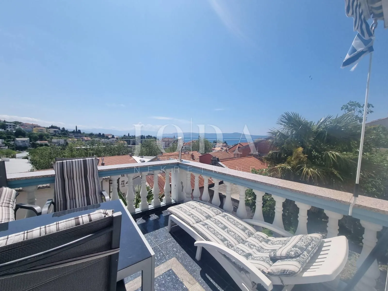 crikvenica, dvije kuće sa osam apartmana - slika 1