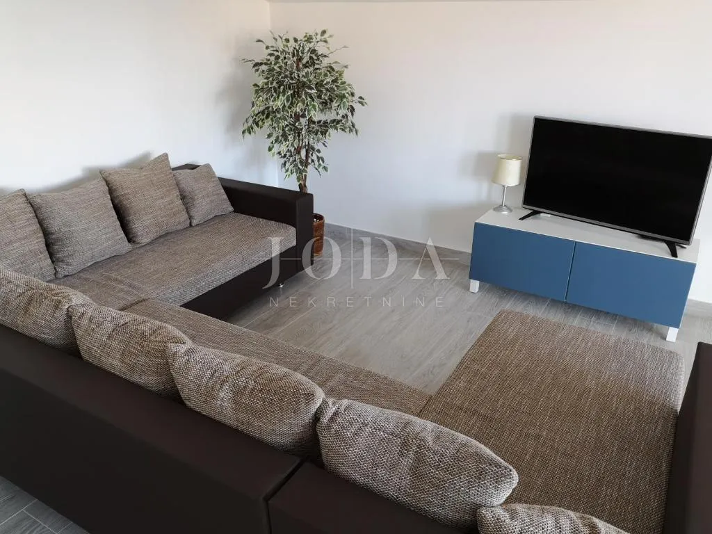 dramalj, novouređena kuća s pet apartmana i bazenom - slika 23
