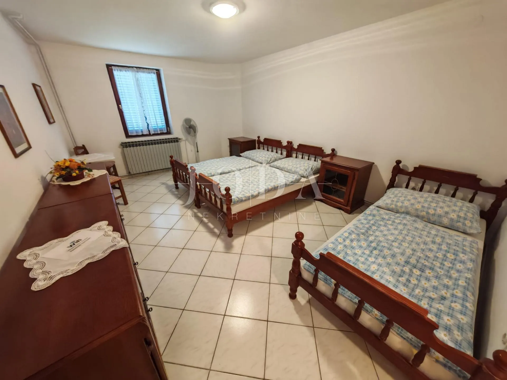 kuća s bazenom i dvije garaže - slika 30