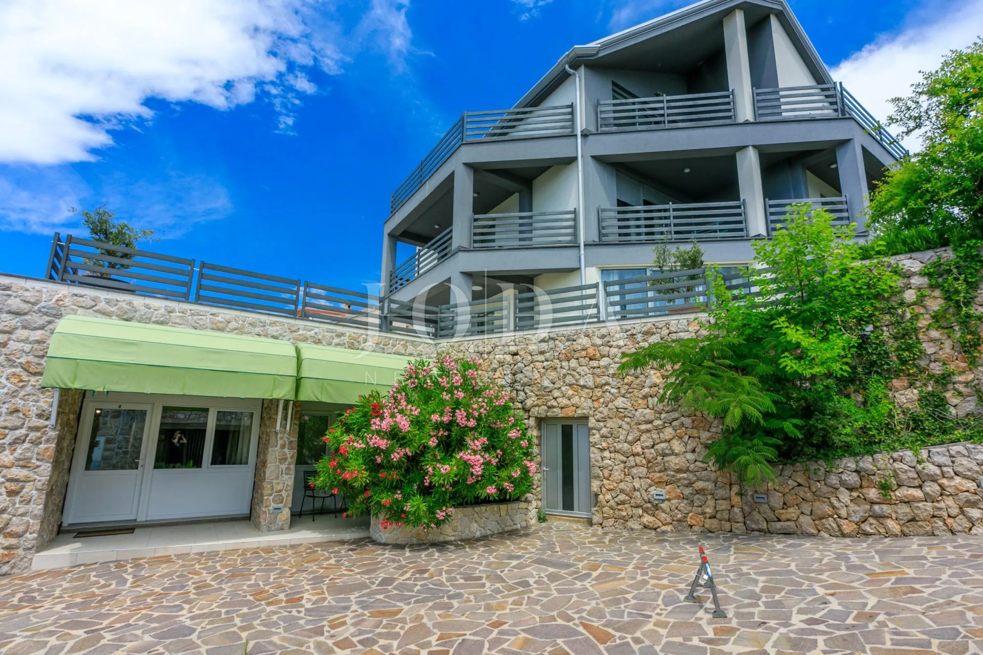 dramalj kuća sa više apartmana - slika 2