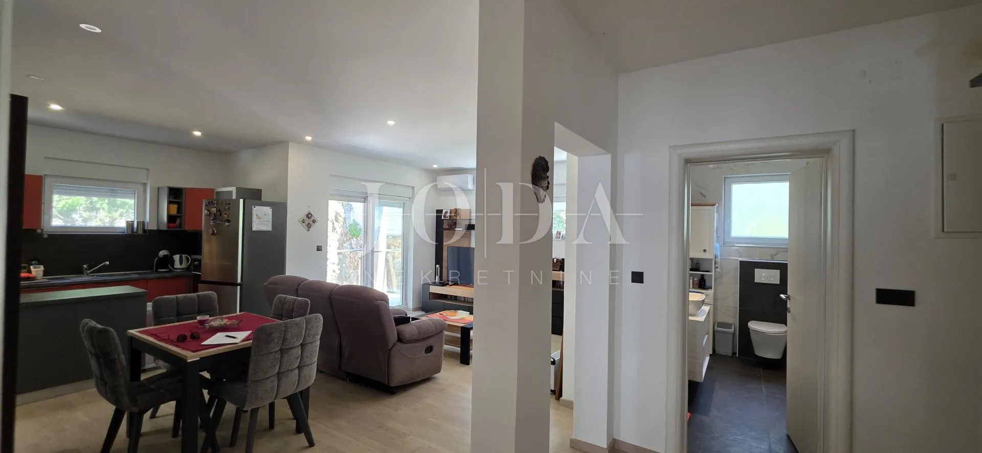 Crikvenica – Namješten stan 75,31 m² | 3 spavaće sobe | Parking | Mirna lokacija