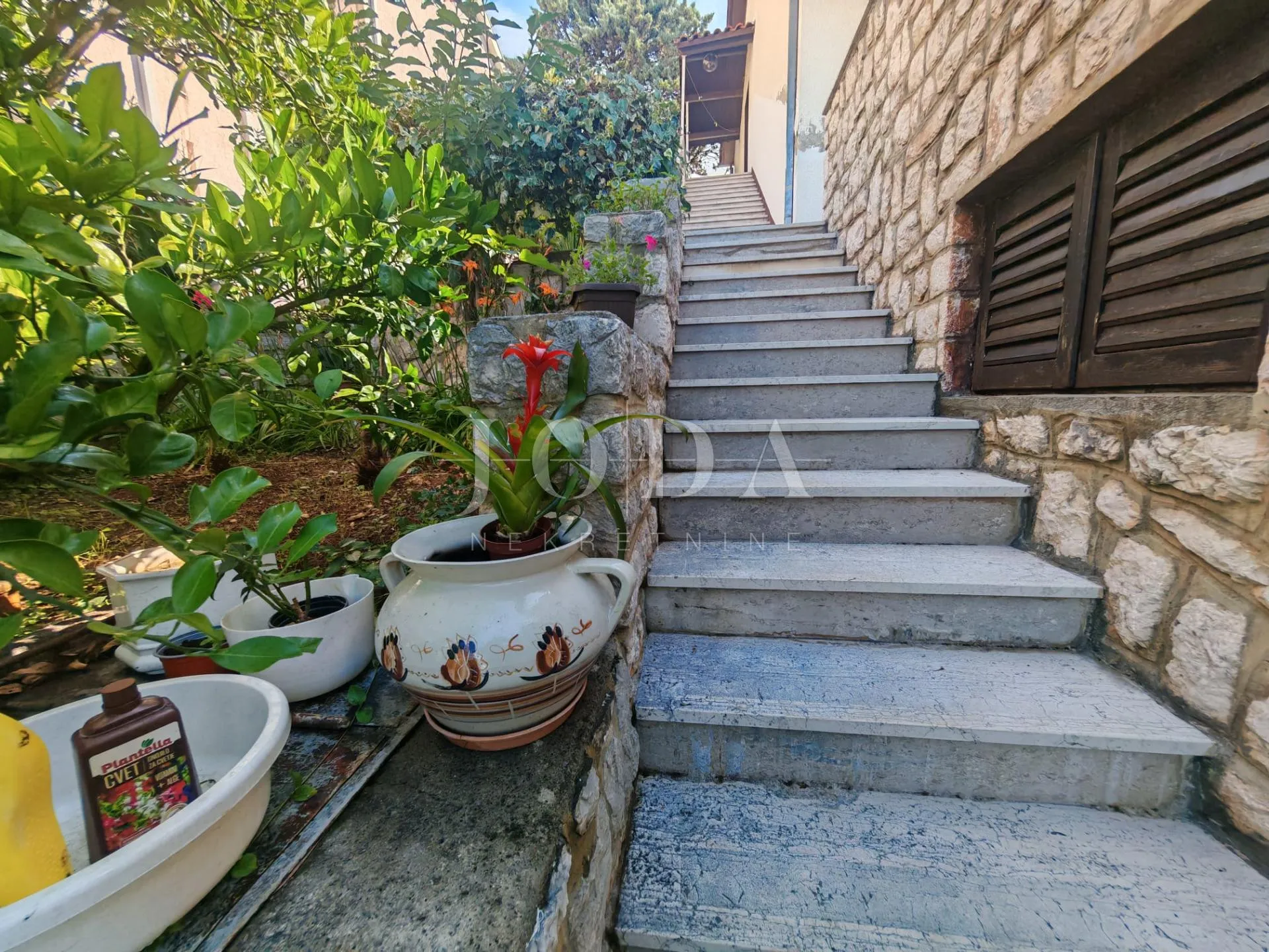 kuća 2. red od mora sa 4 apartmana - slika 18