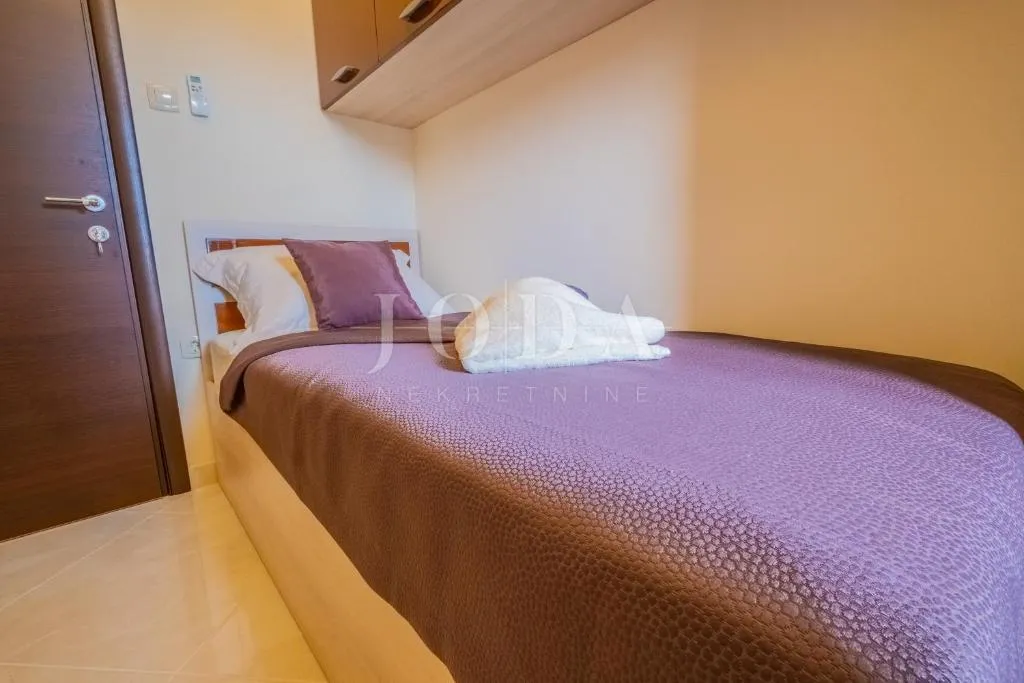 novi vinodolski, kuća sa tri stambene jedinice - slika 17