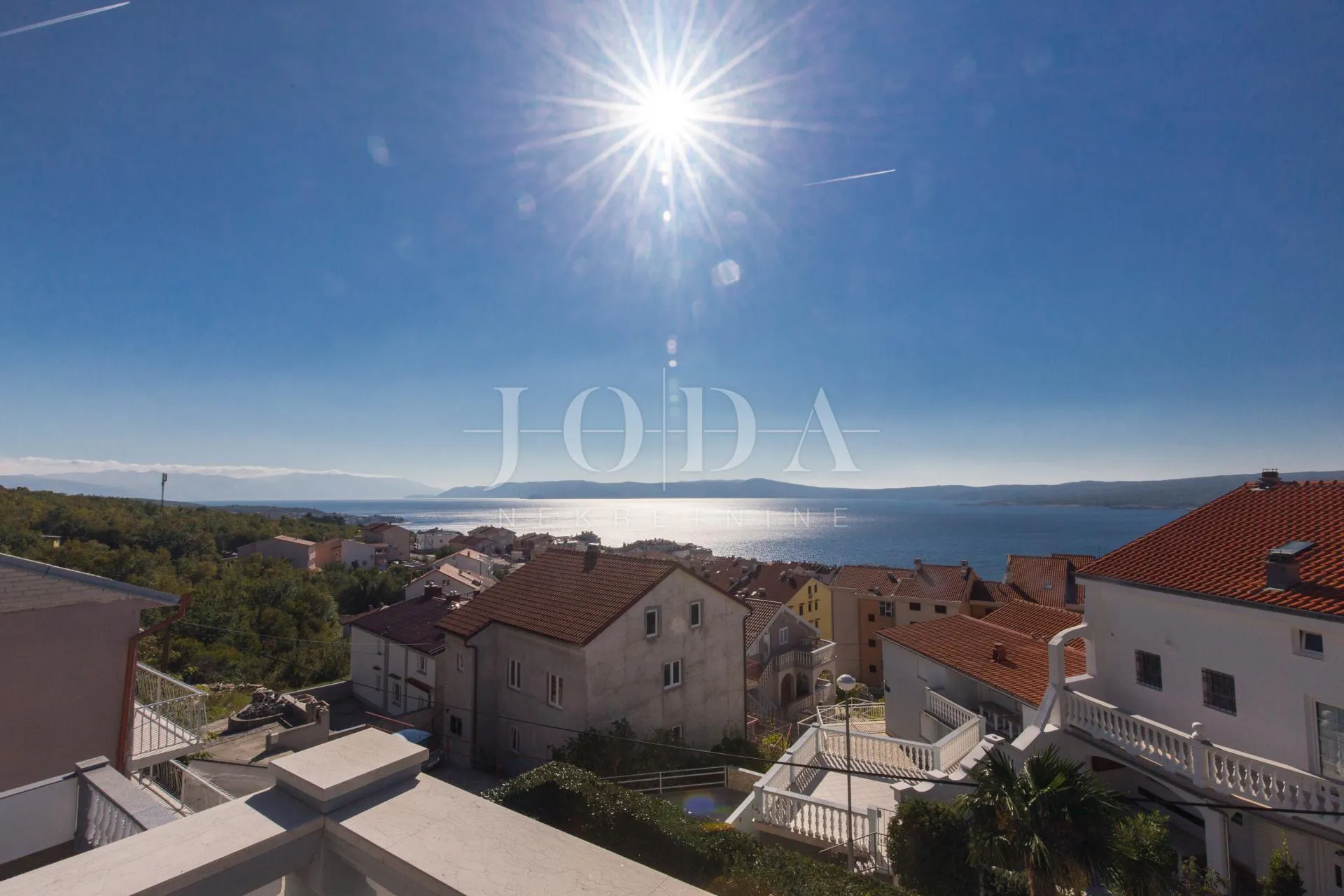 kuća sa 6 apartmana i bazenom - slika 2