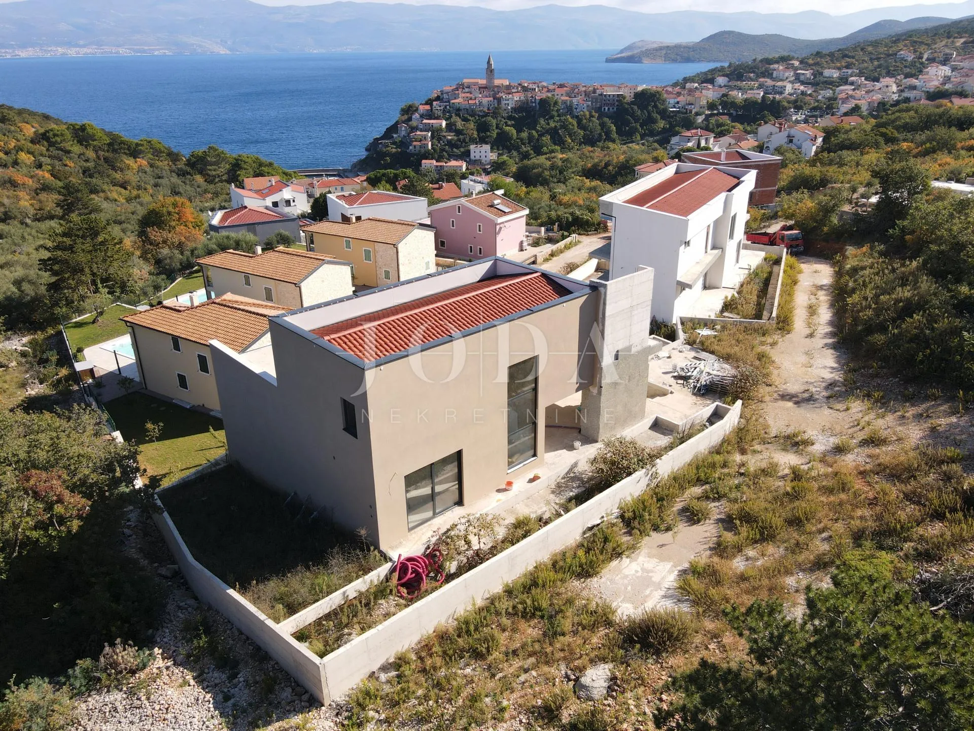 vrbnik, vila sa bazenom - slika 14