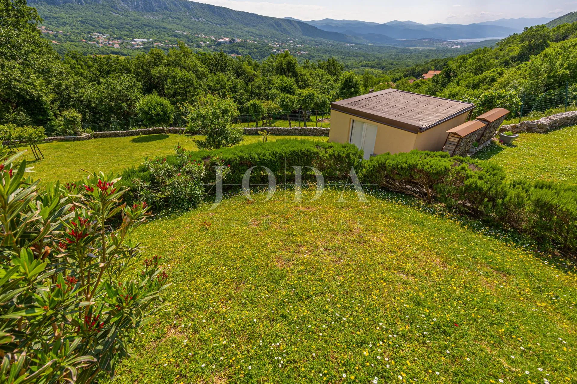 kuća sa 3000m2 zemljišta - slika 17
