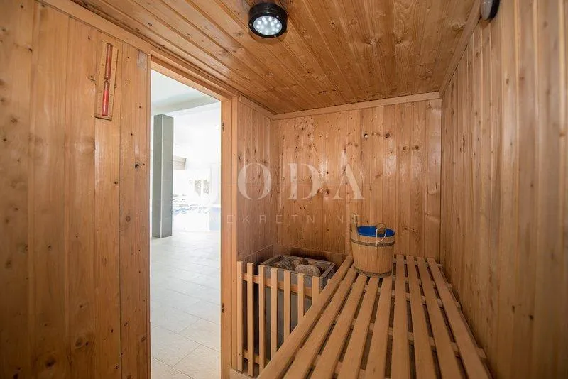 predivna vila u solinu sa dva bazena - slika 18