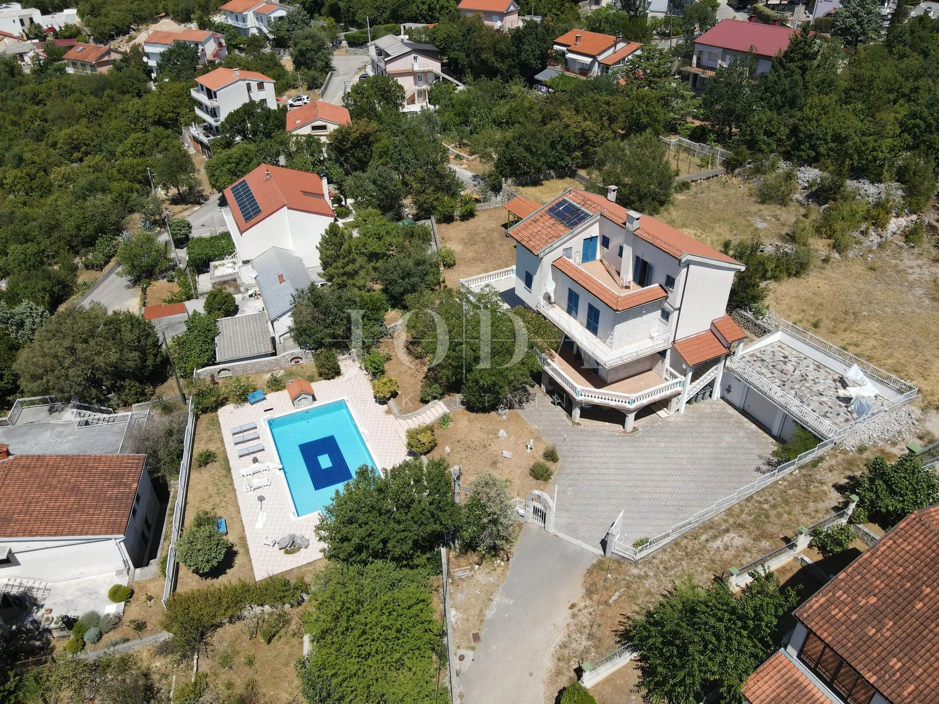 vila s bazenom i dvije garaže na parceli od 2500m2 - slika 2