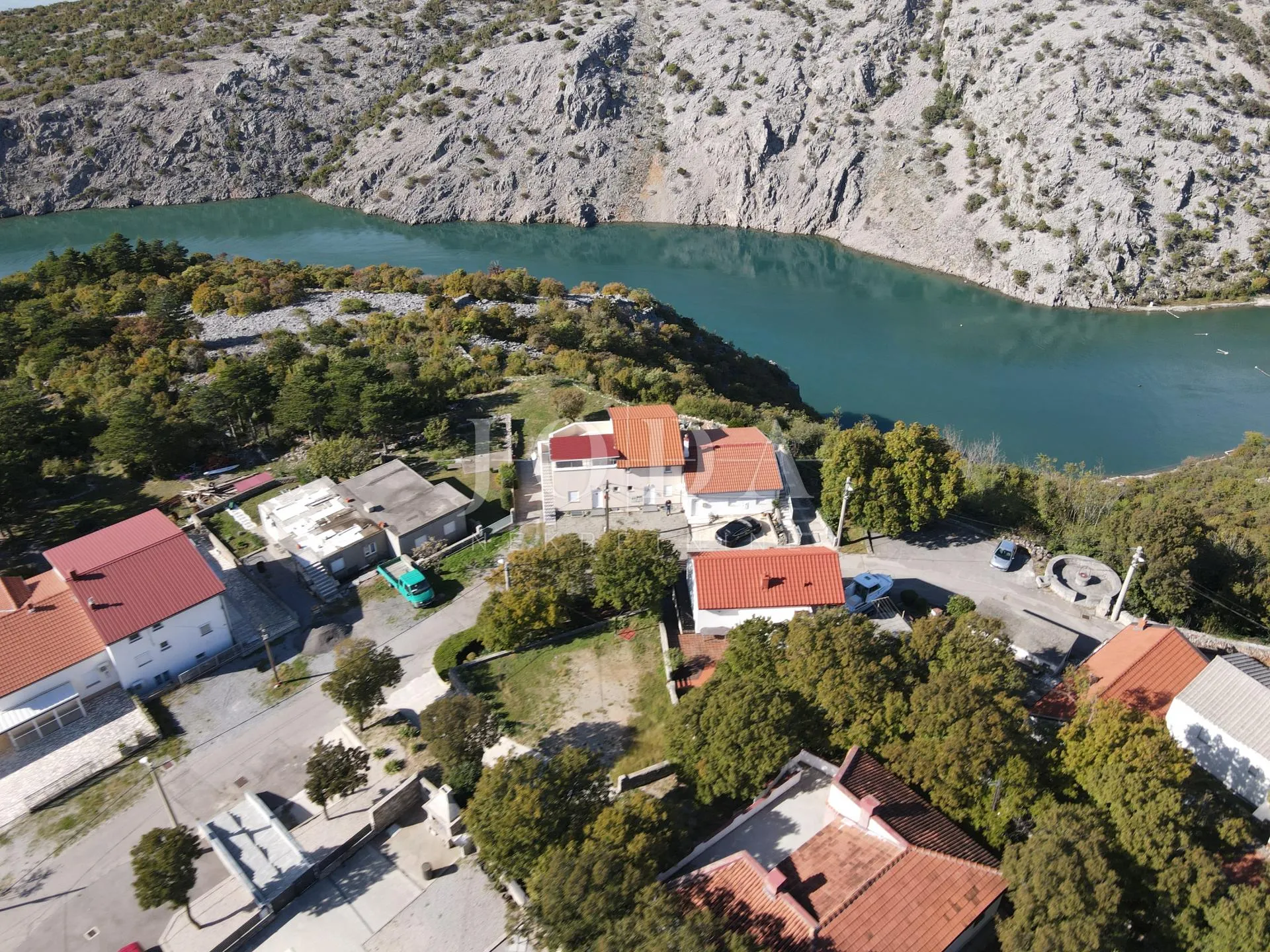 klenovica kuća sa tri jedinice - slika 11