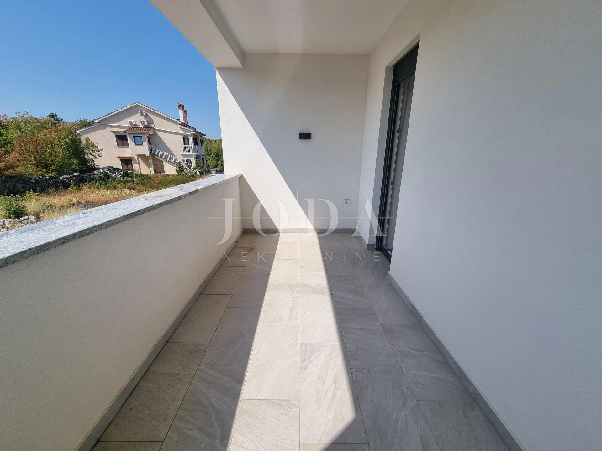 moderna novogradnja u središtu otoka krka - slika 12