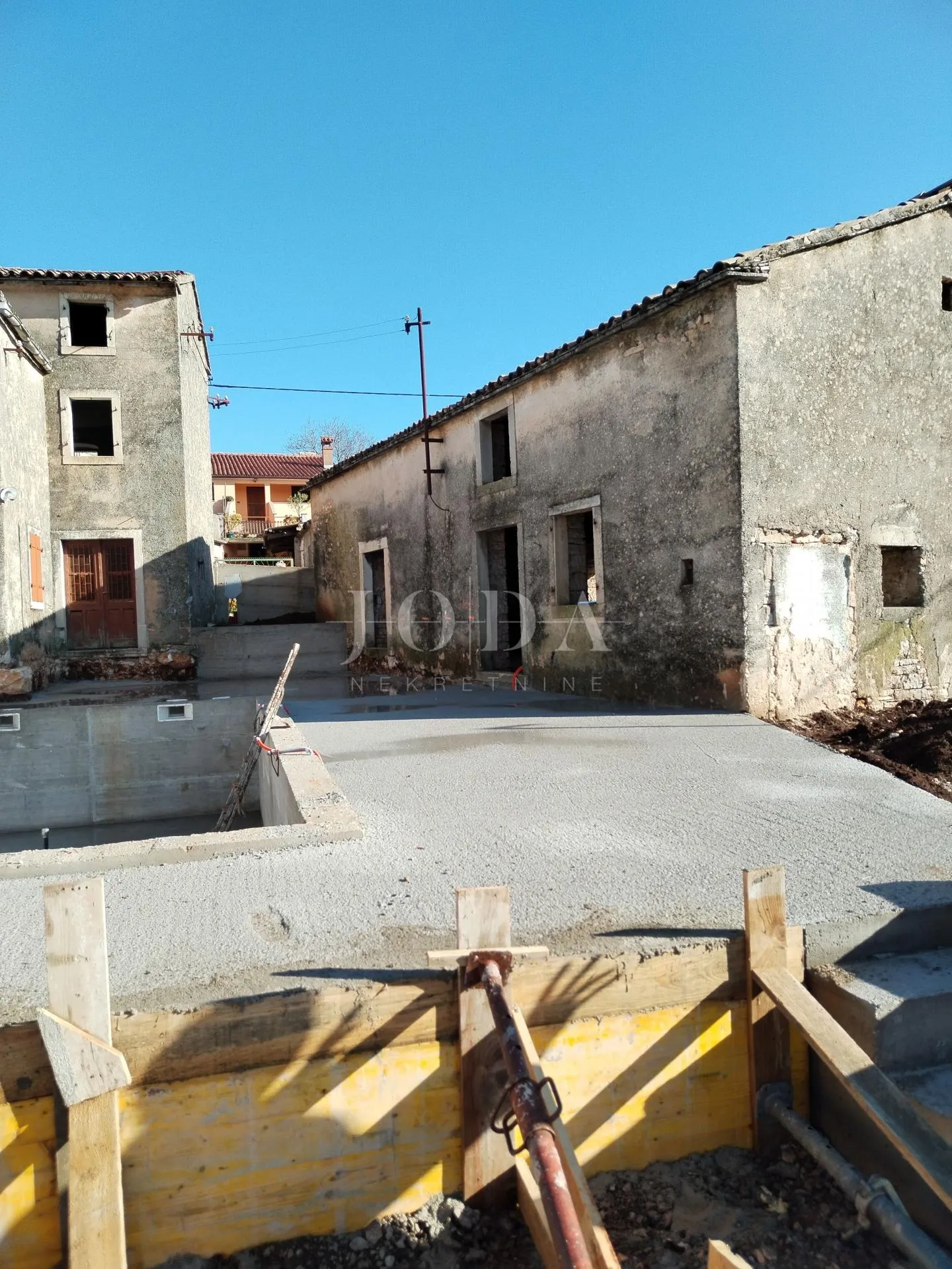 barban, okolica, dvije kuće za adaptaciju sa bazenom - slika 2