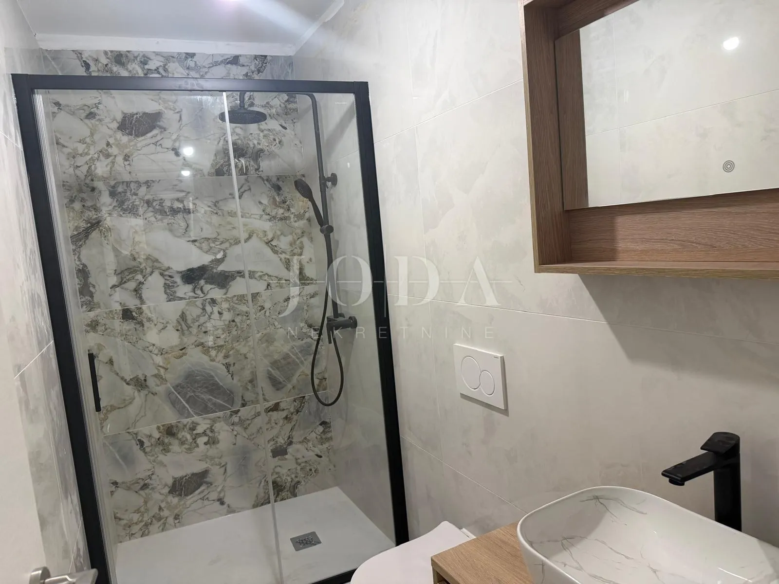 kuća s dva stana, velikom terasom i jacuzzijem – novi vinodolski - slika 21