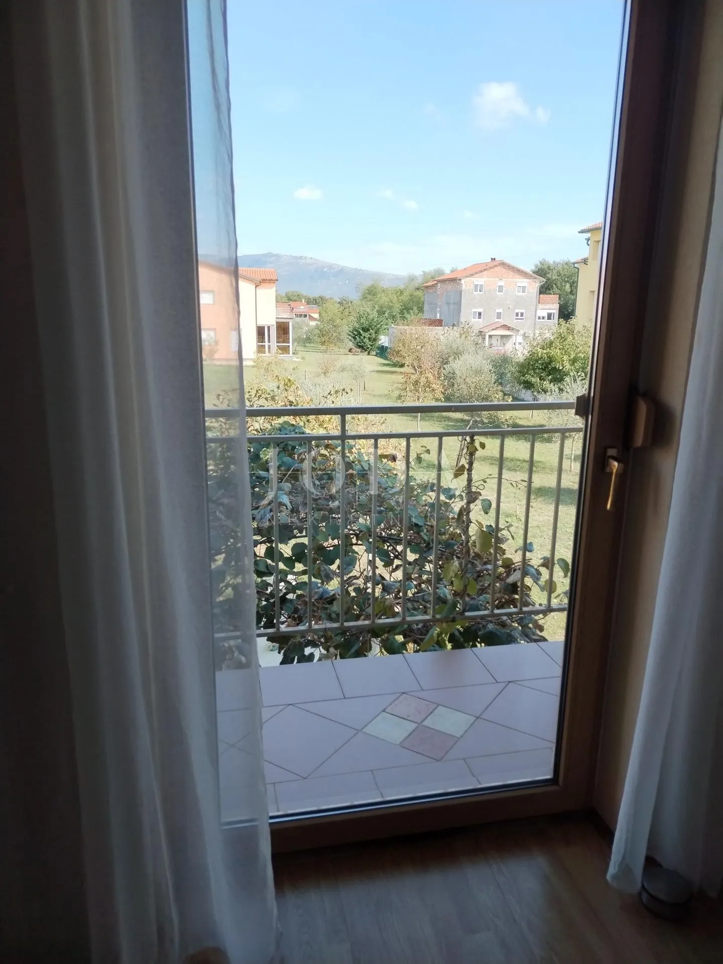 labin, okolica, kuća s dva stana i poslovnim prostorom - slika 20