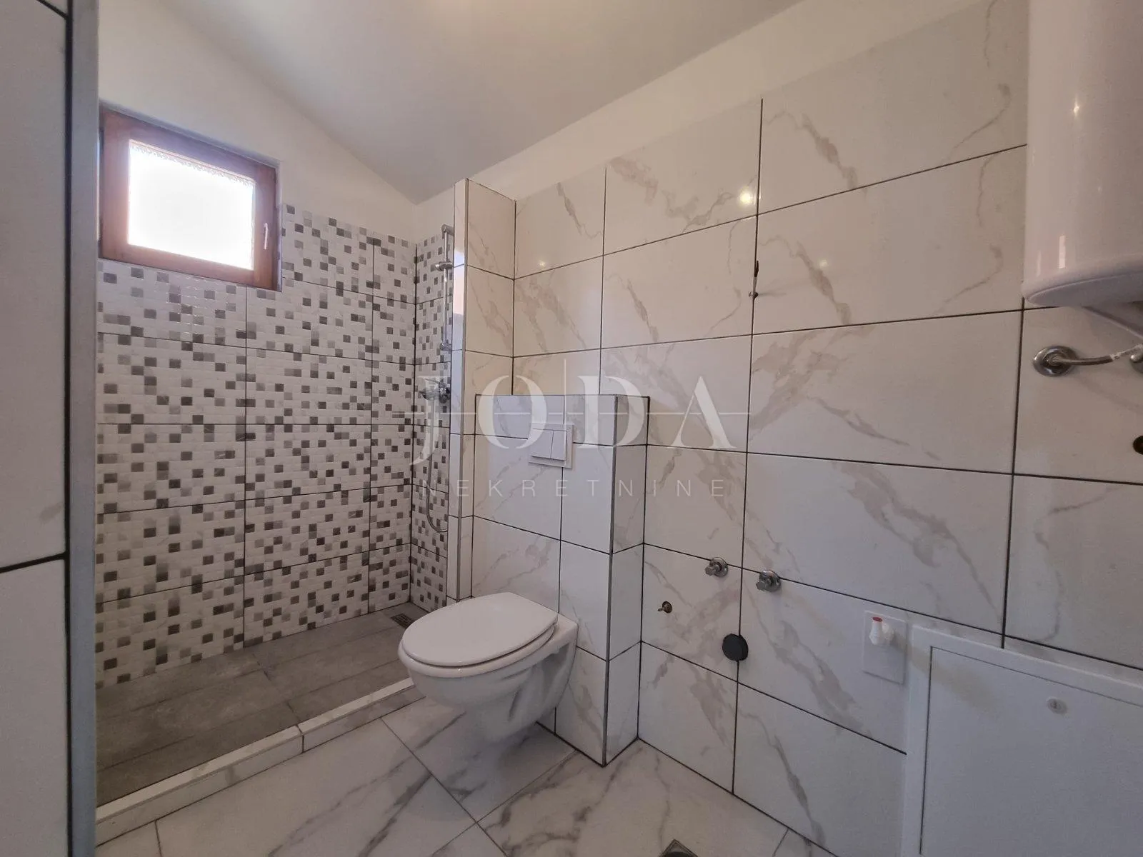 novi vinodolski, centar, novogradnja sa tri stana - slika 11