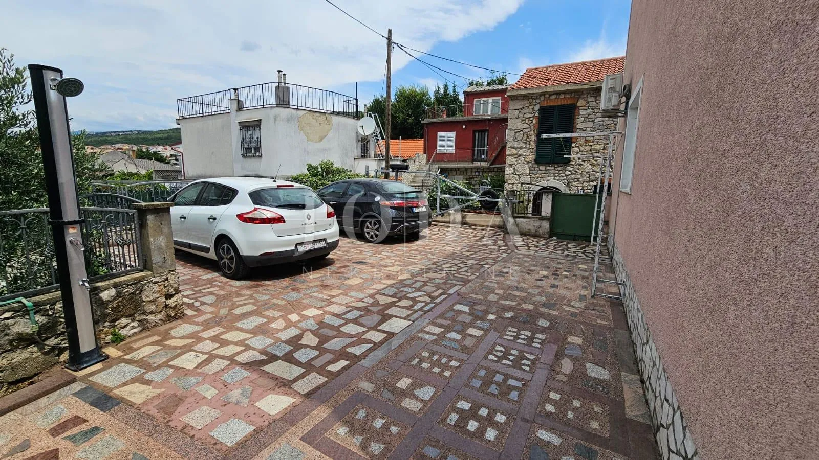 selce kuća sa tri stana i parkingom - slika 6