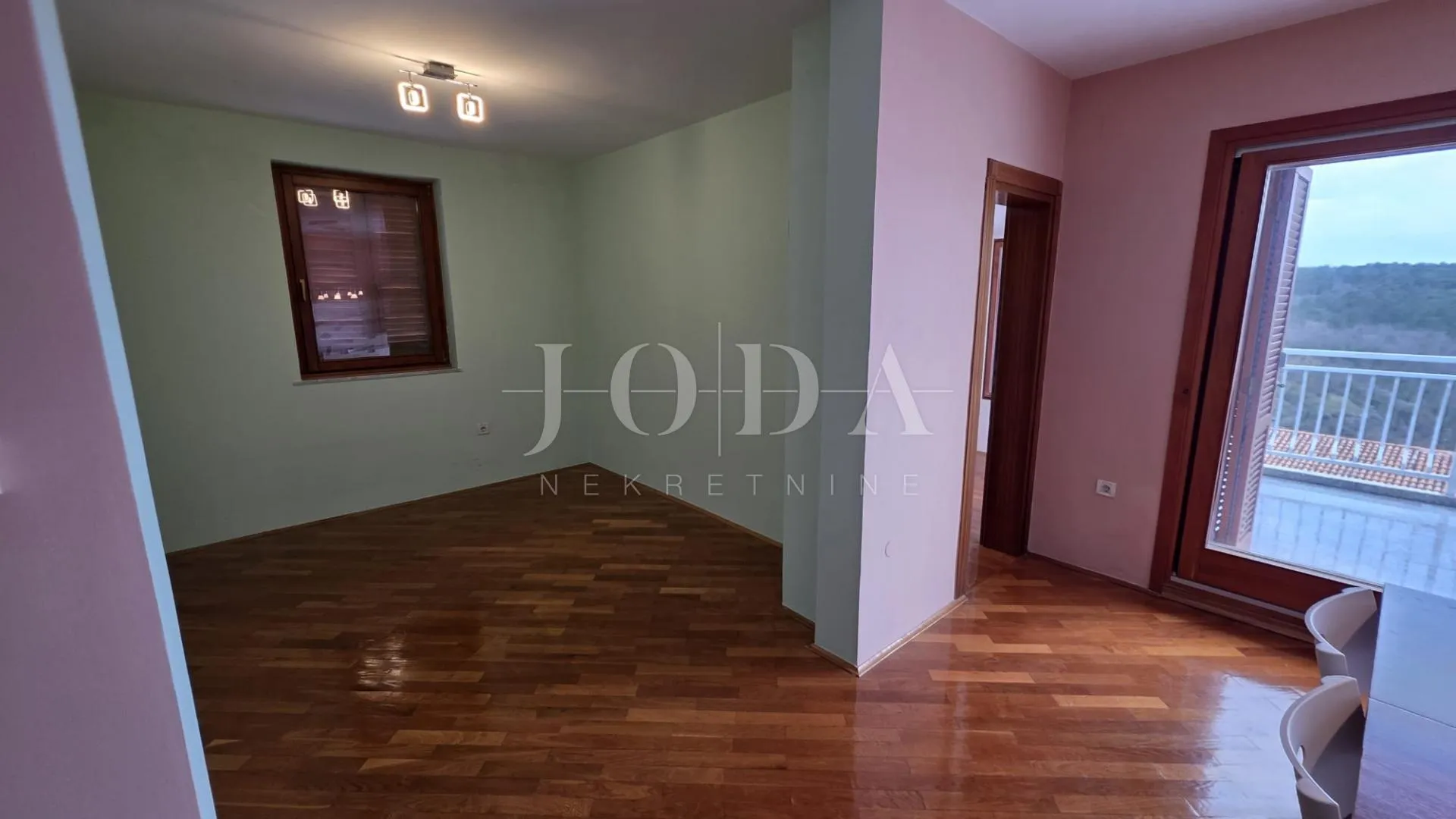 jadranovo dvosobni stan 150m od mora - slika 13