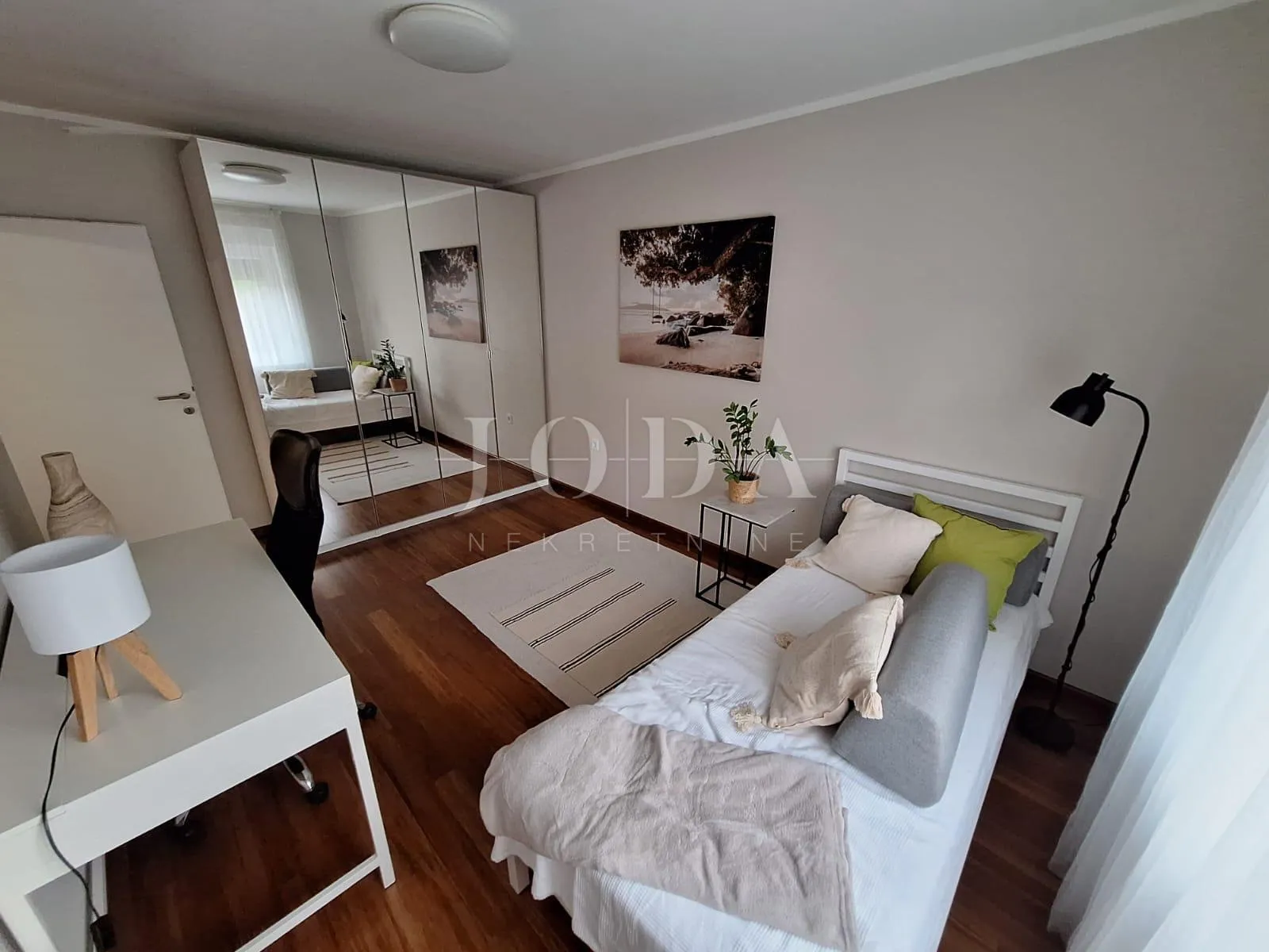 rijeka - uređen i namješten 2-sobni stan s loggiom – mirna ulica, blizina kampusa - slika 4