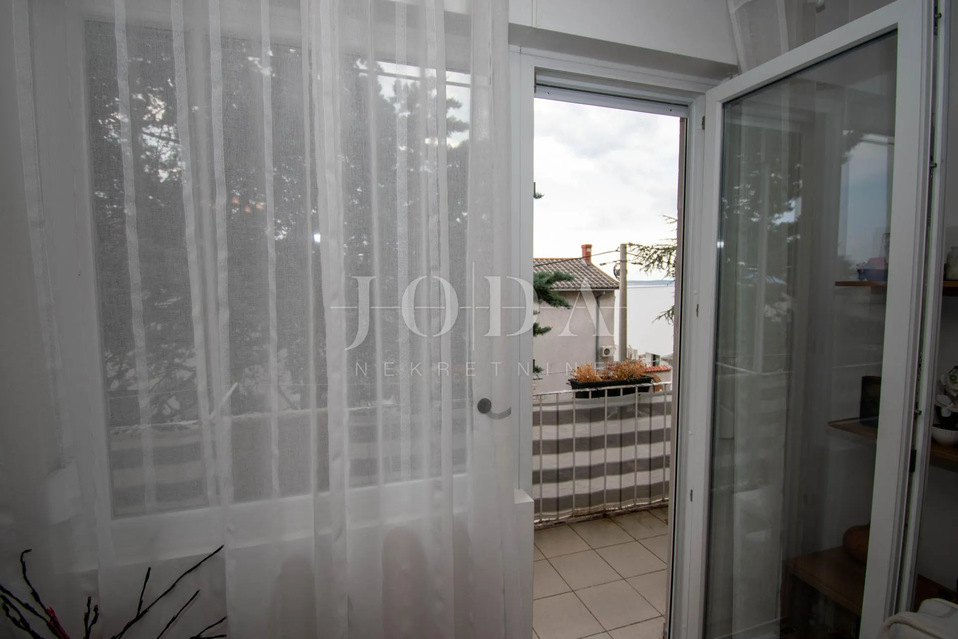 crikvenica-dvosobni stan širi centar - slika 3