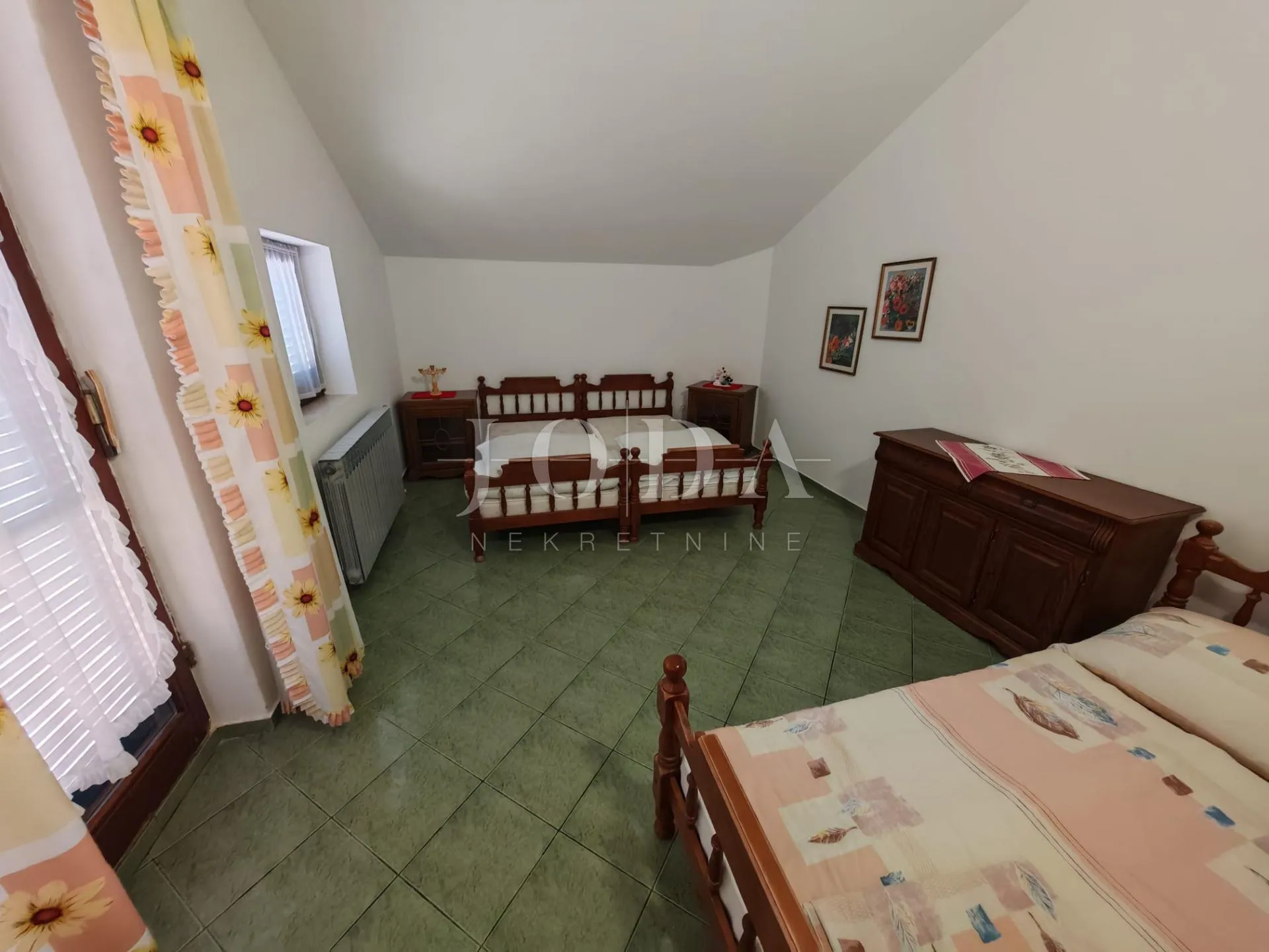 vila s bazenom i dvije garaže na parceli od 2500m2 - slika 28