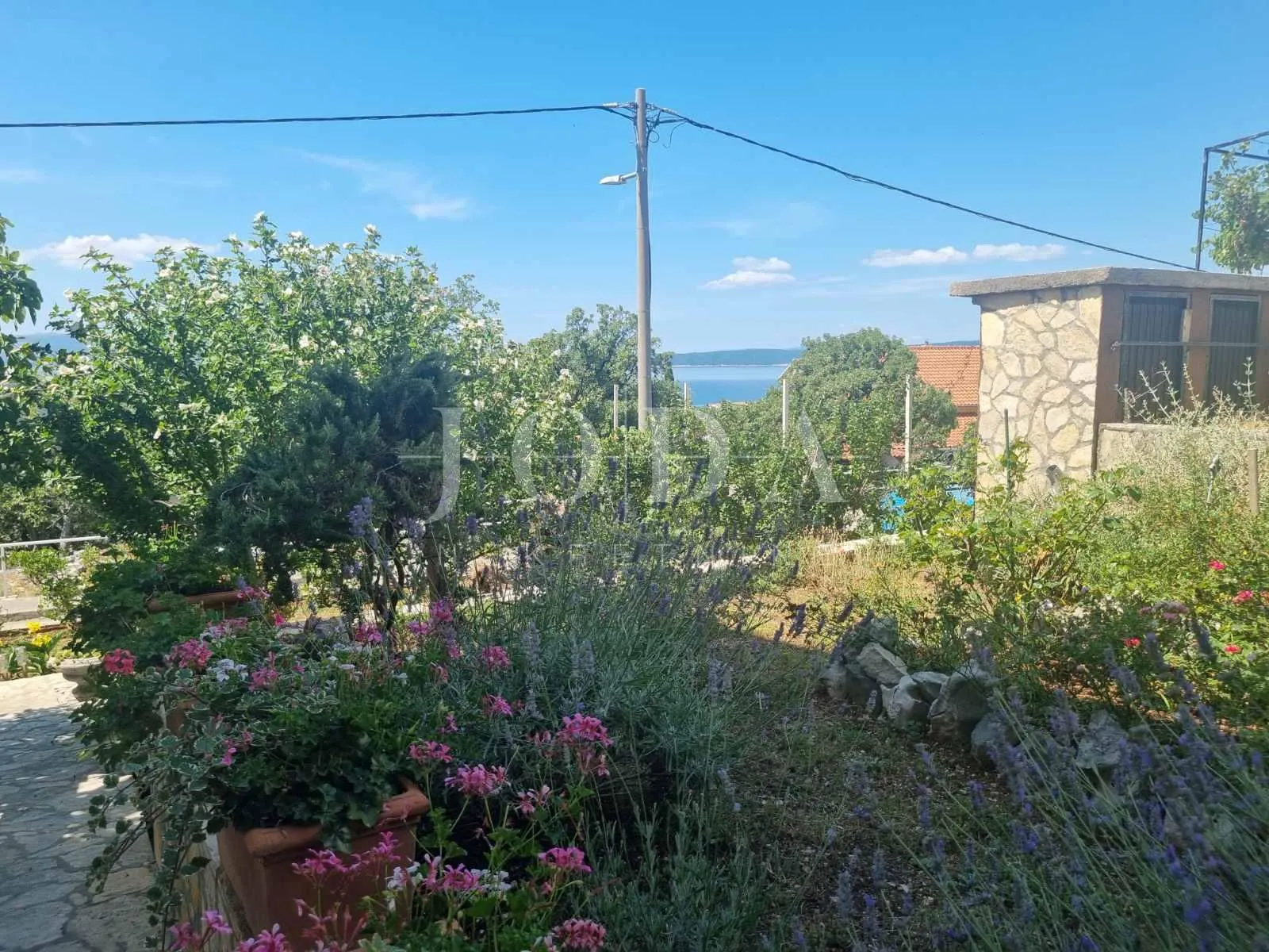 novi vinodolski, kuća sa tri stana i prekrasnim pogledom na more - slika 33
