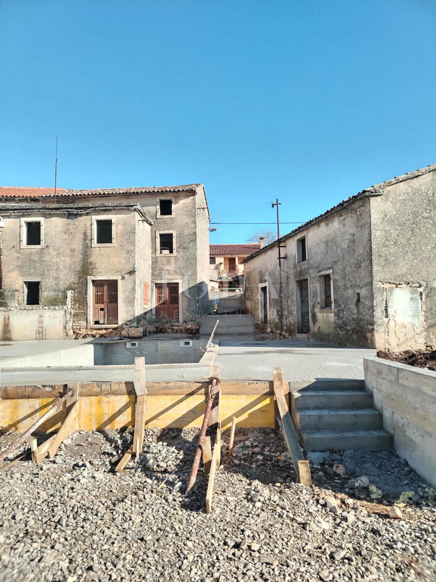 Barban, okolica, dvije kuće za adaptaciju sa bazenom