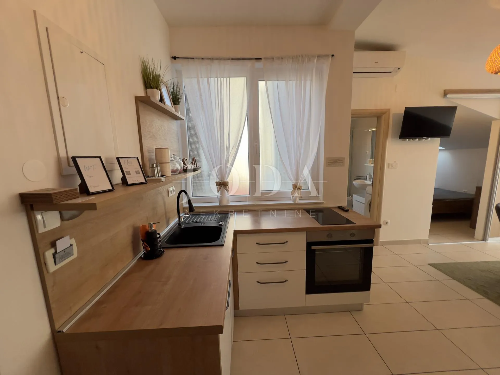 uređeni apartman u centru crikvenice, prvi red do mora - slika 7