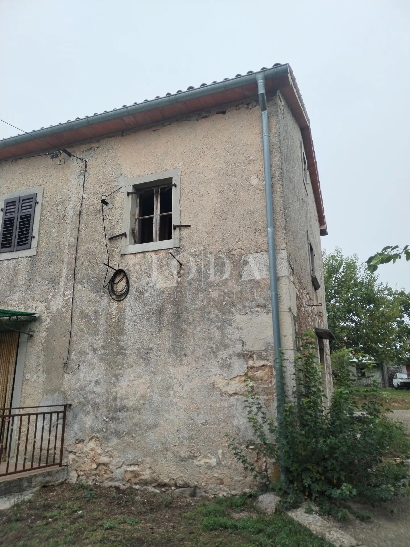 labin, okolica, starina za adaptaciju sa konobom i garažom - slika 2