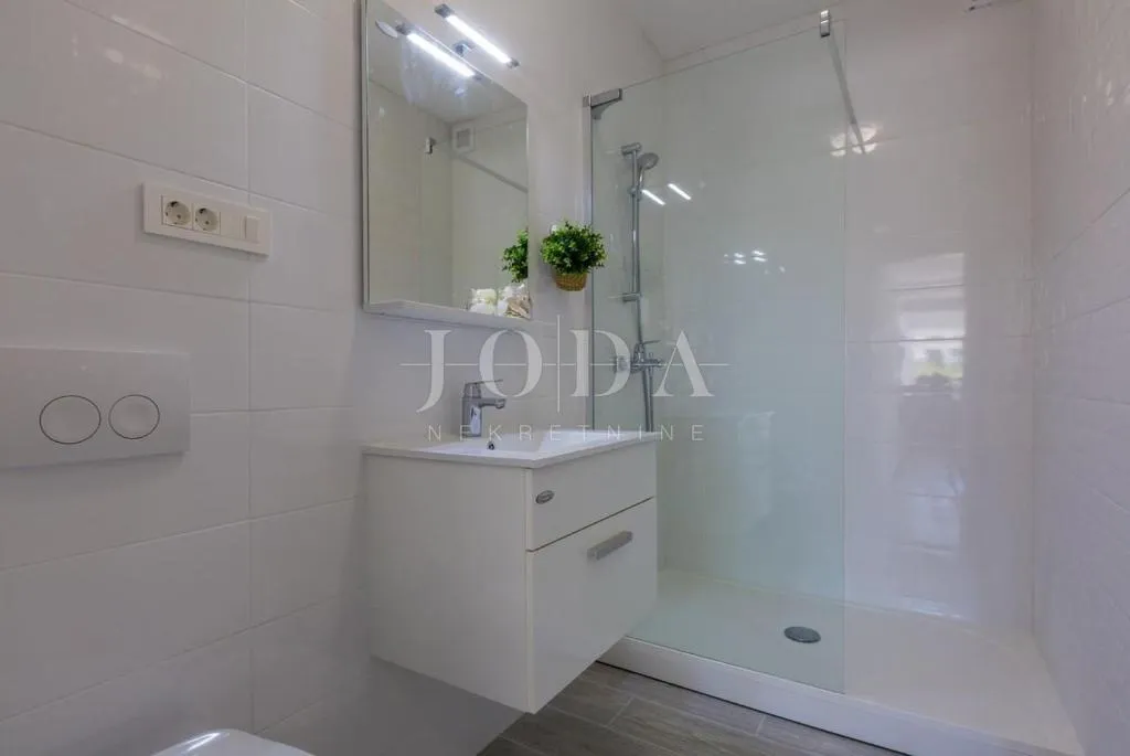 dramalj, novouređena kuća s pet apartmana i bazenom - slika 37