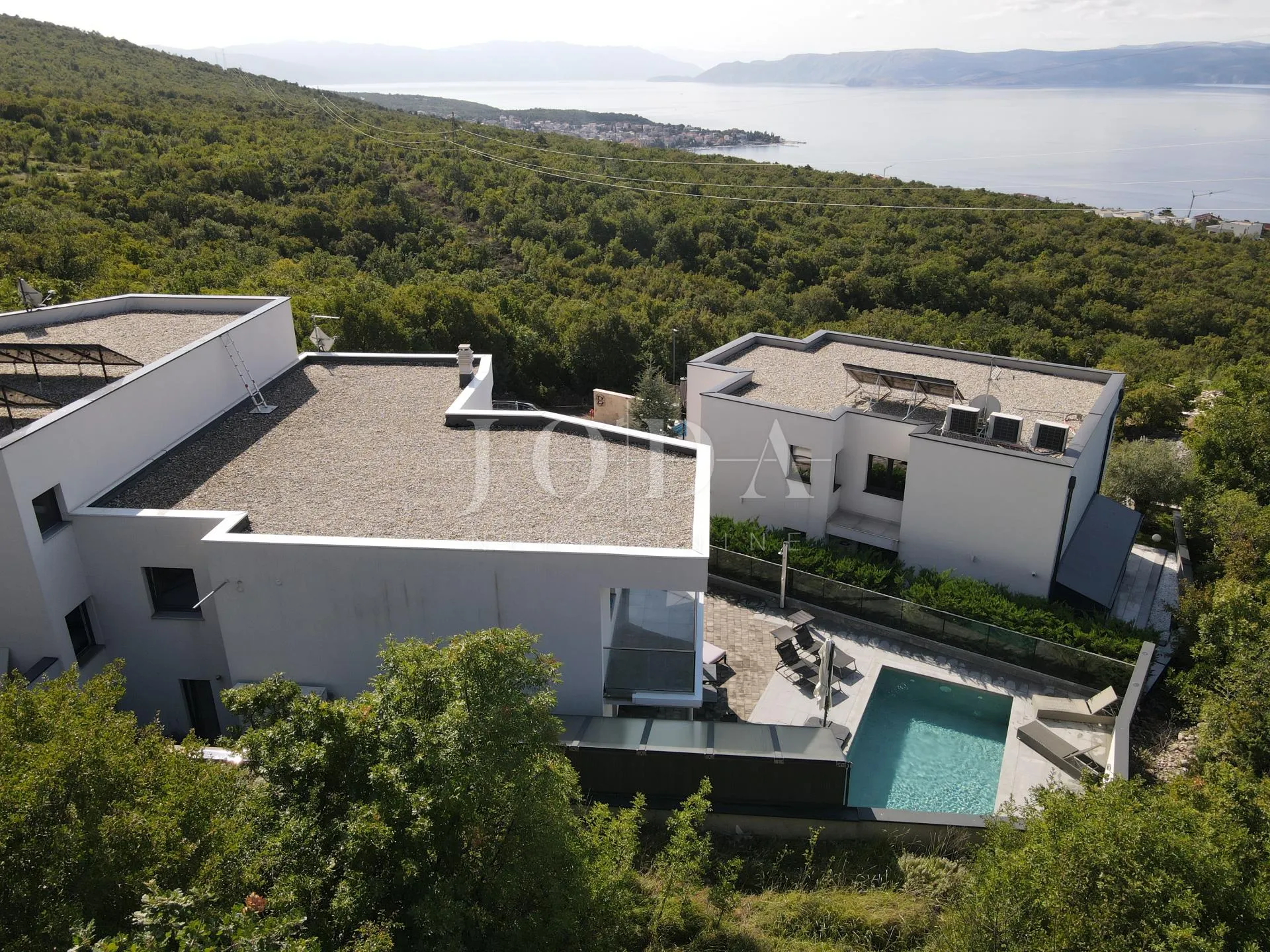 Moderna kuća sa bazenom, garažom i dva stana - Crikvenica