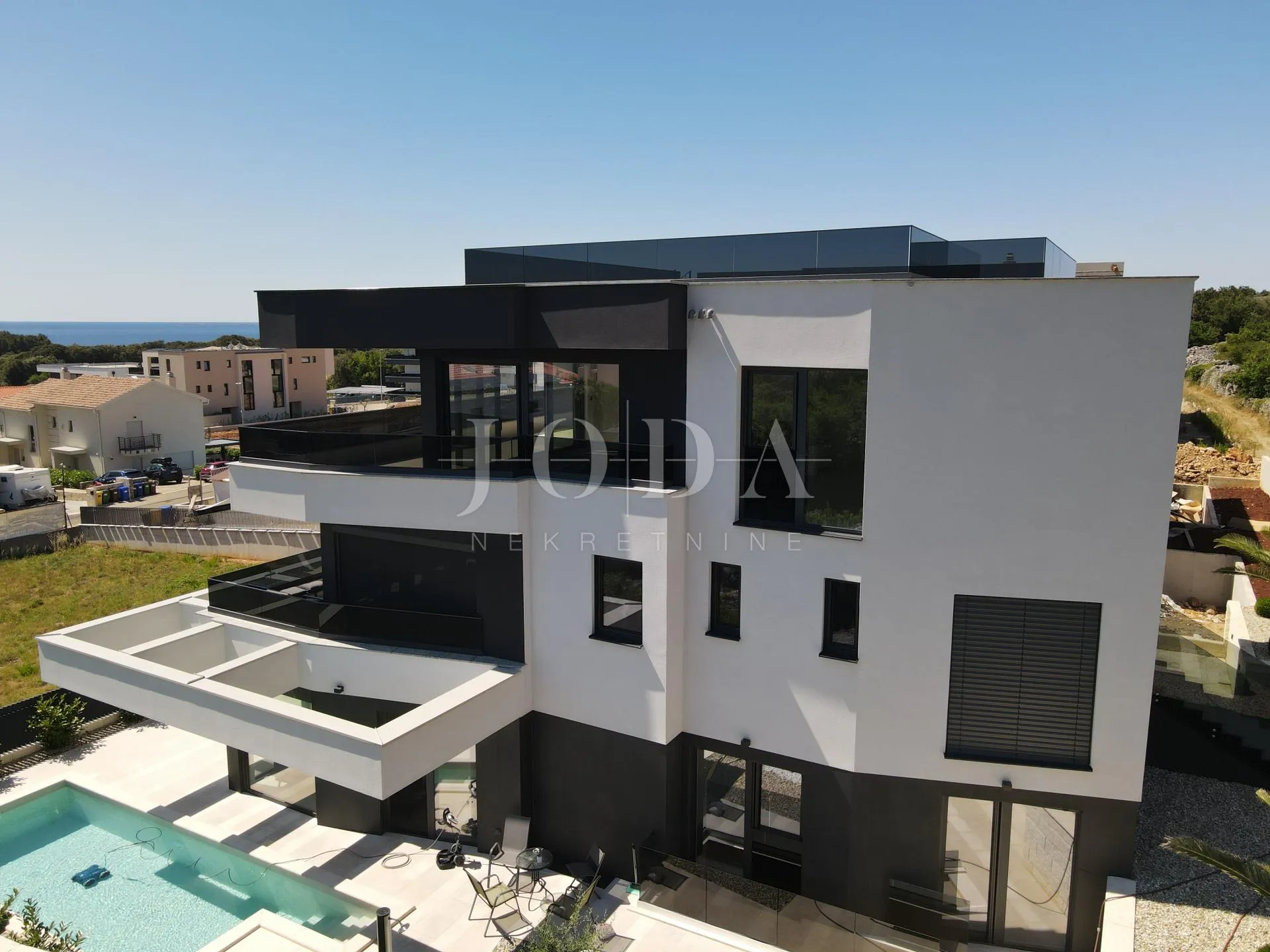 otok krk stan u novogradnji sa krovnom terasom i bazenom - slika 9