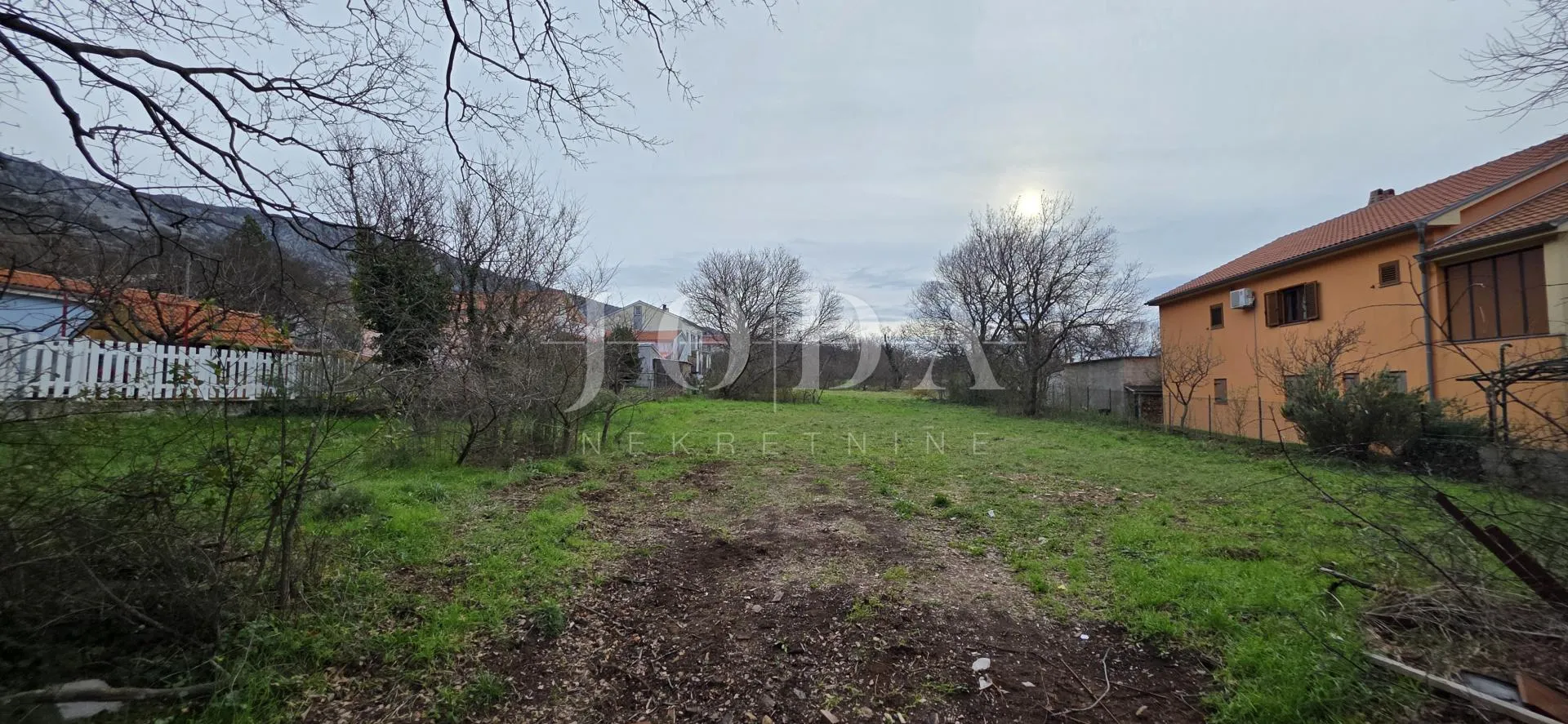 tribalj – građevinsko zemljište u centru, ravan teren, infrastruktura na parceli - slika 13