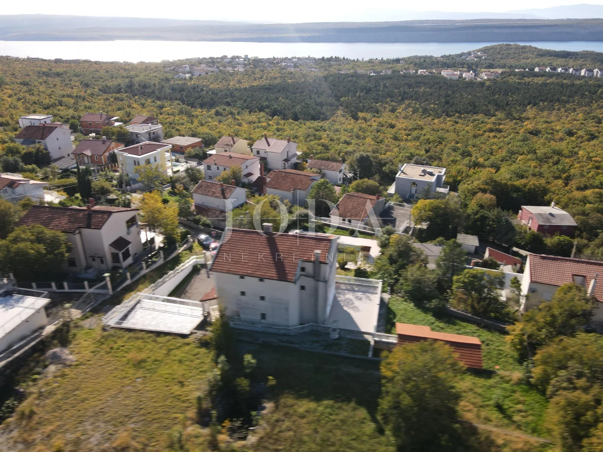 kuća s bazenom i dvije garaže - slika 5