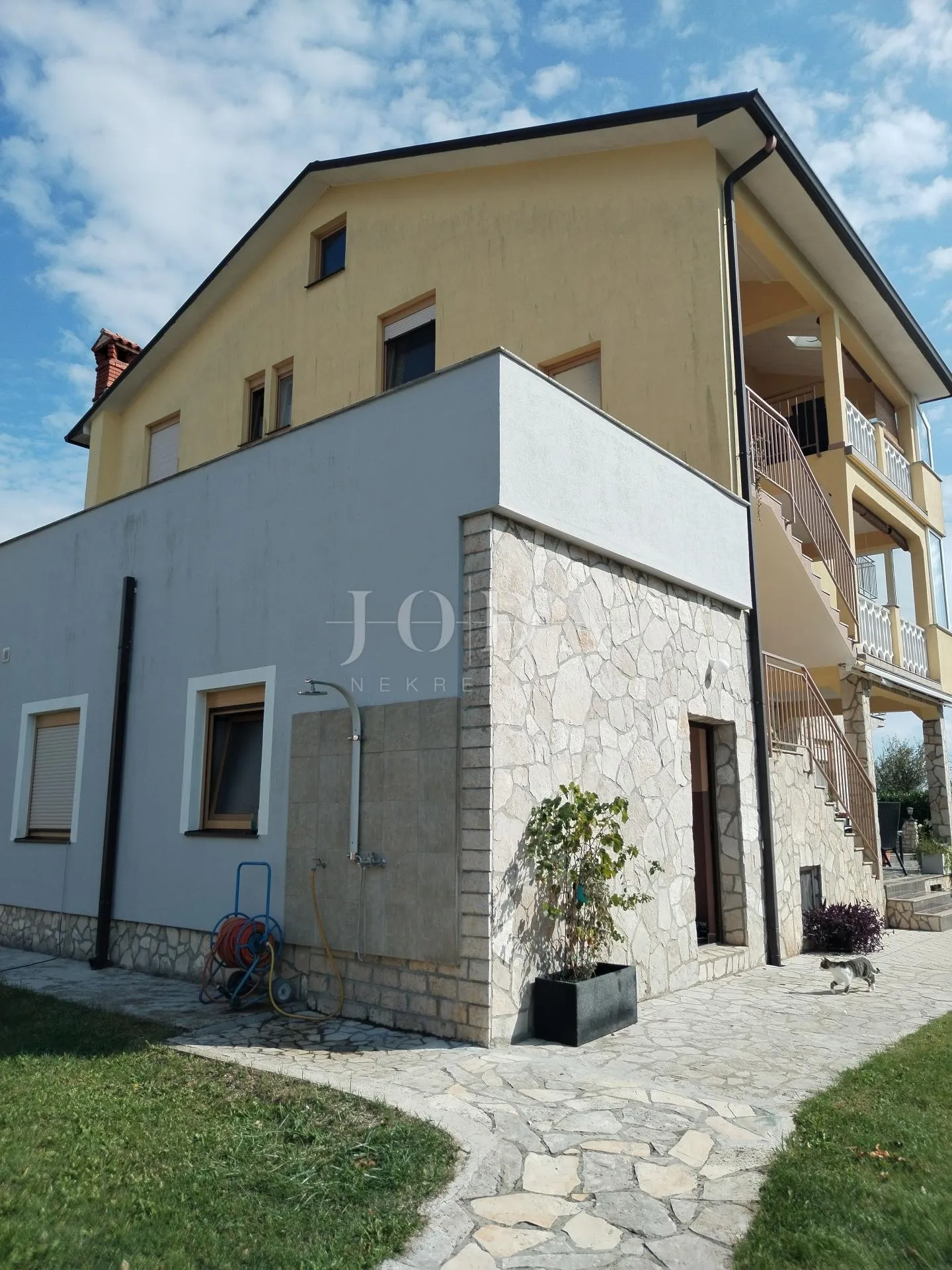 labin, okolica, kuća s dva stana i poslovnim prostorom - slika 2