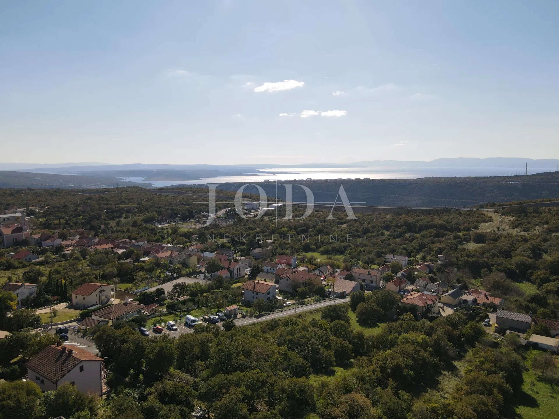 kuća sa tri stana i bazenom - slika 14