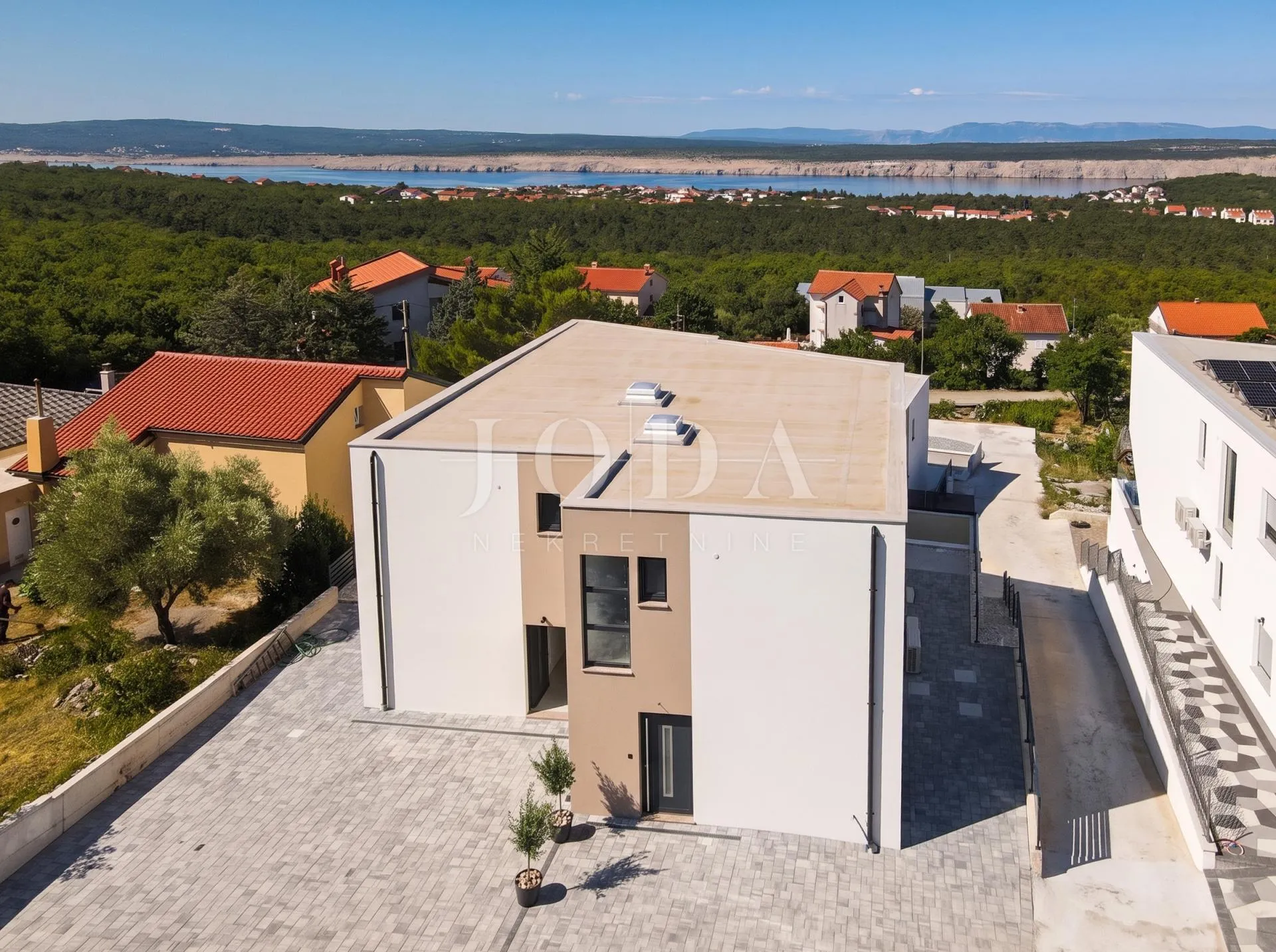 jadranovo, moderna dvojna kuća s bazenom u roh bau - slika 1