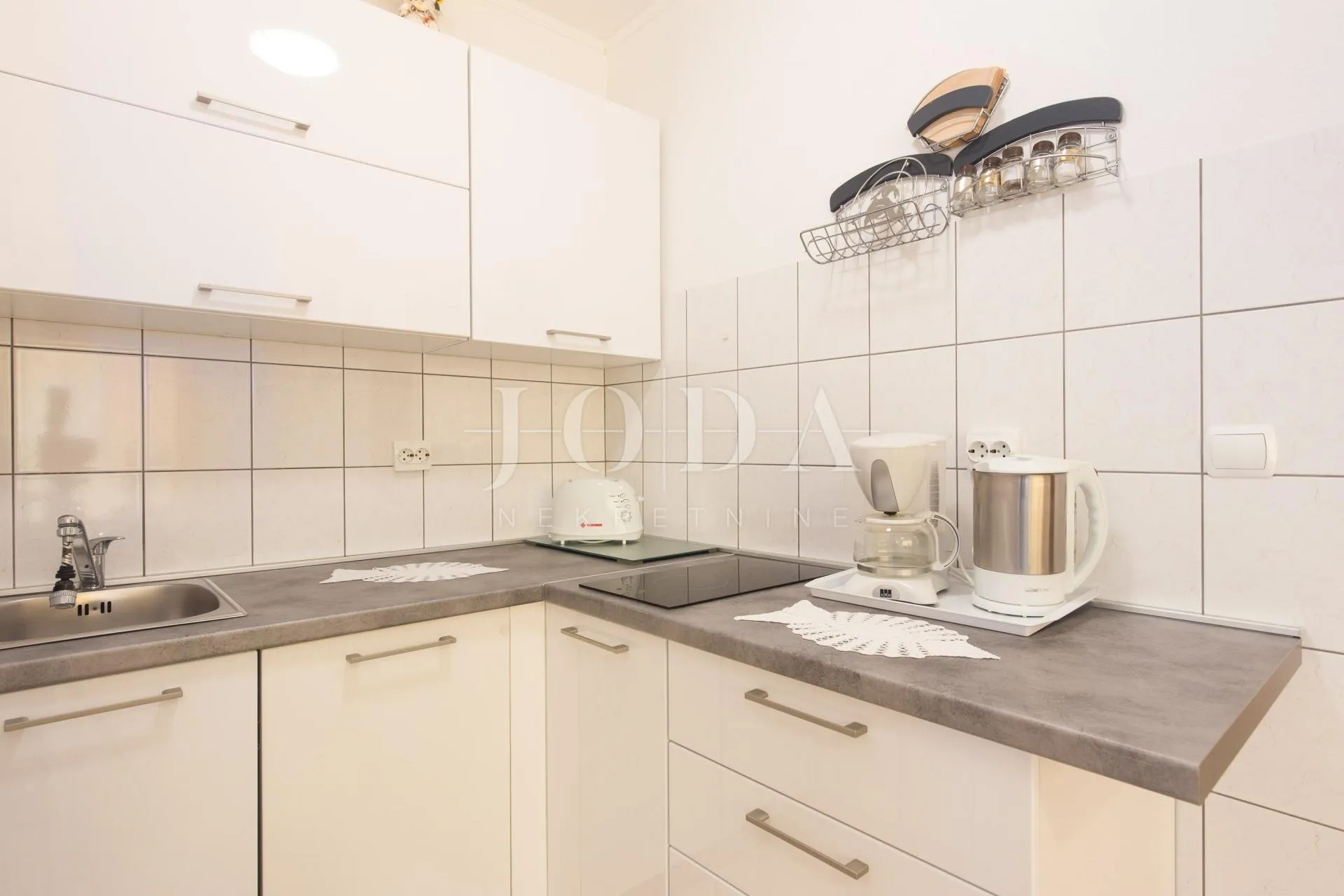 kuća sa 6 apartmana i bazenom - slika 5