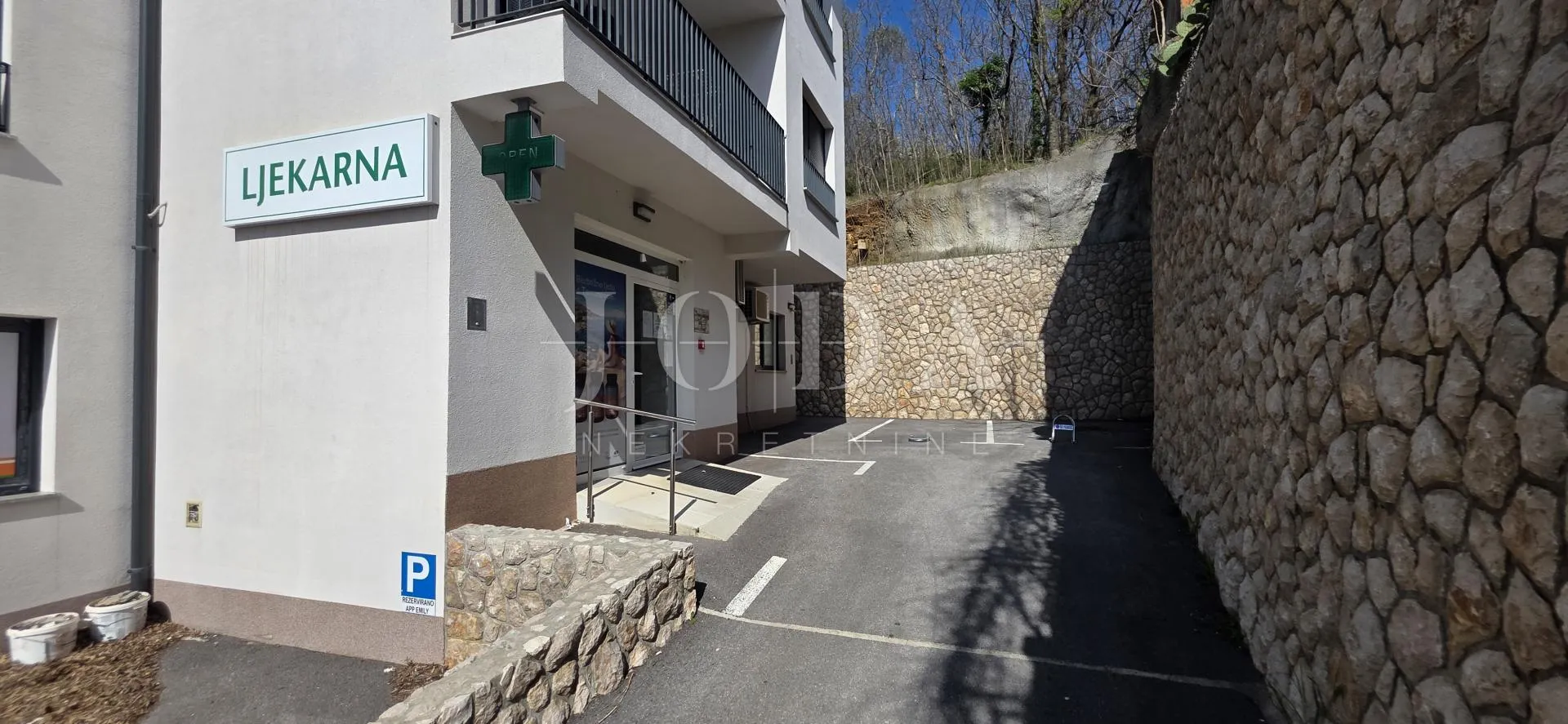 Poslovni prostor s uhodanim zakupcem (apoteka) – 103 m², prizemlje, parking, top lokacija Dramalj - Dramalj, Crikvenica