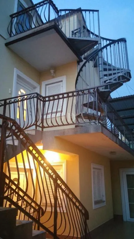 kuća sa 5 apartmana - slika 11