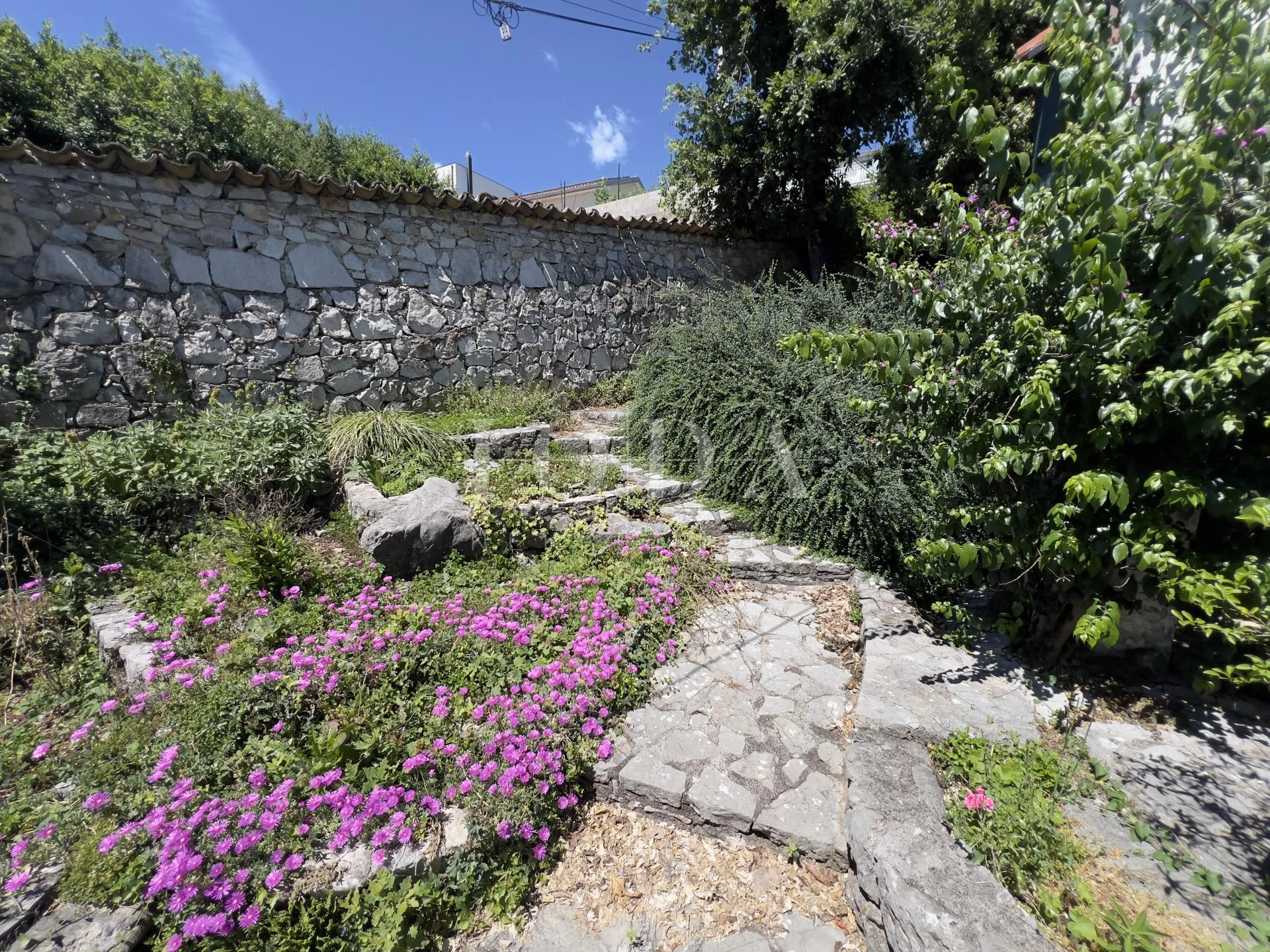 obiteljska kuća sa velikom okućnicom i pogledom na kvarner - slika 17
