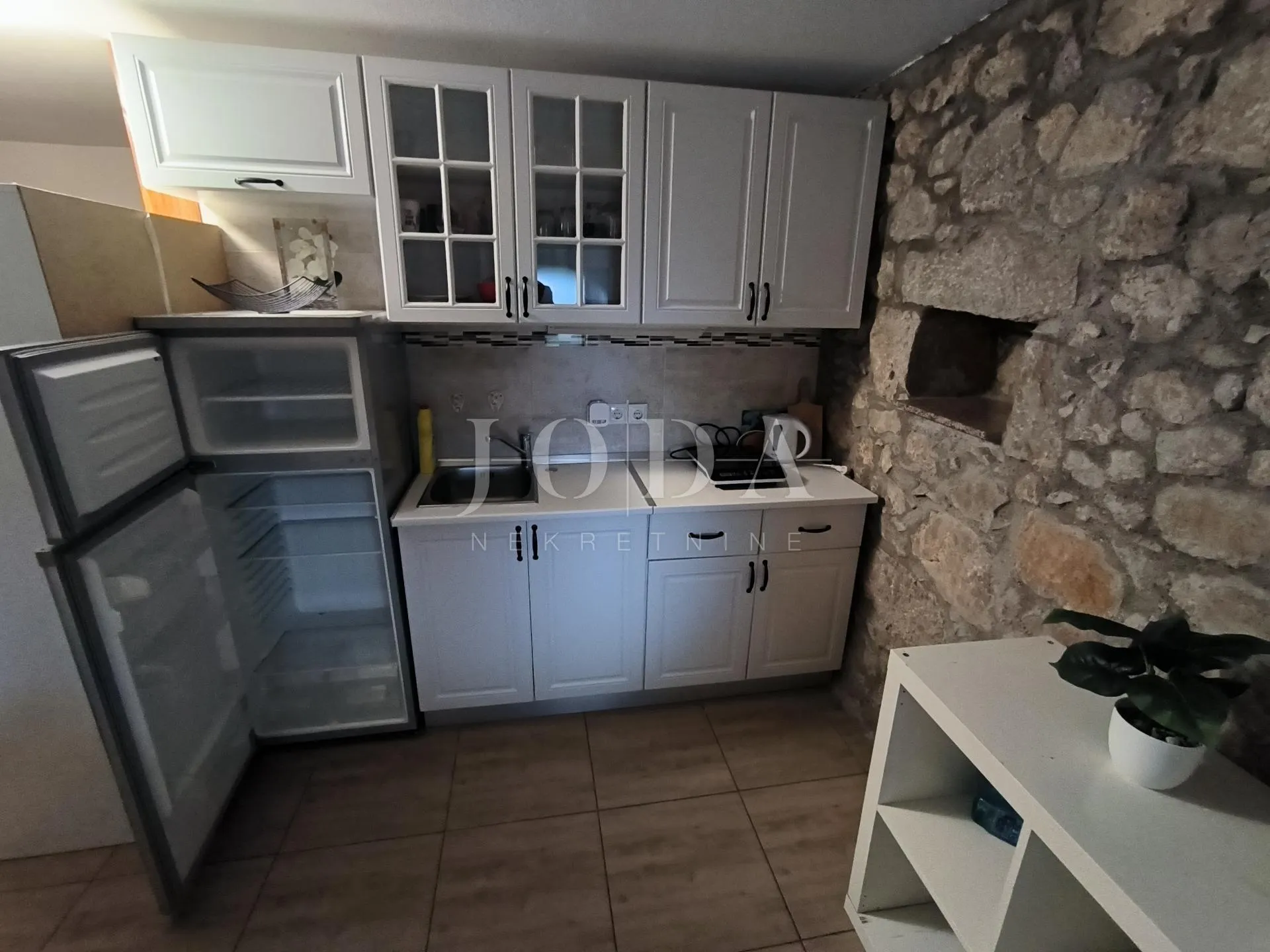 kuća sa dva adaptirana apartmana i starina za adaptaciju - slika 26