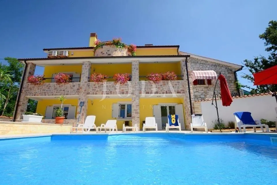 Višnjan, okolica, kuća sa četiri stambene jedinice