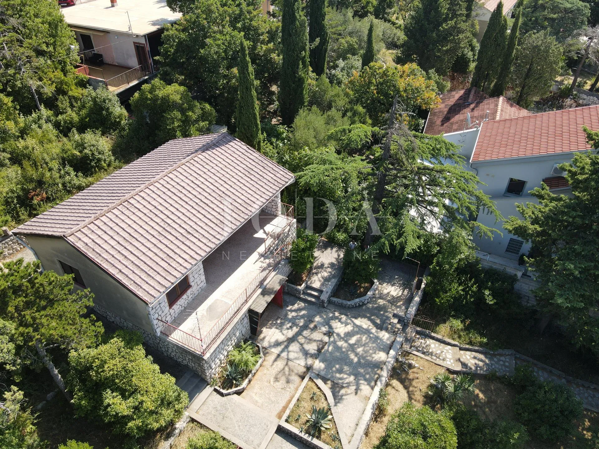 kuća na parceli od 1058m2 100m od mora - slika 14